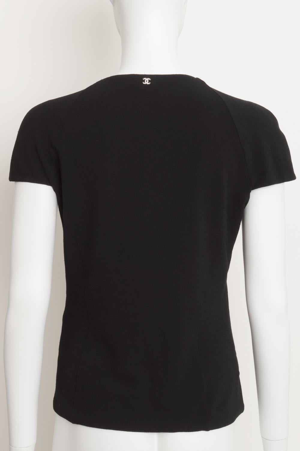 CHANEL TOP EN CRÊPE STRETCH AVEC NŒUD EN SOIE DU DÉFILÉ PRINTEMPS/ÉTÉ 2023 TAILLE LARGE 44 FR.

Magnifique et iconique top Chanel en crêpe stretch avec nœud en soie issu de la collection du défilé printemps/été 2023. 
Super polyvalent, il peut être