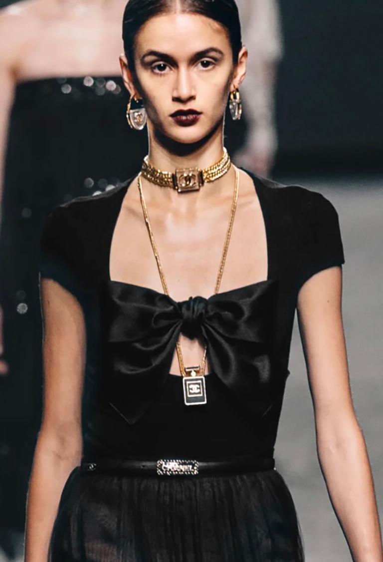 Top en crêpe stretch avec nœud en soie du défilé printemps/été 2023 de Chanel - 44 FR/L. en vente 3