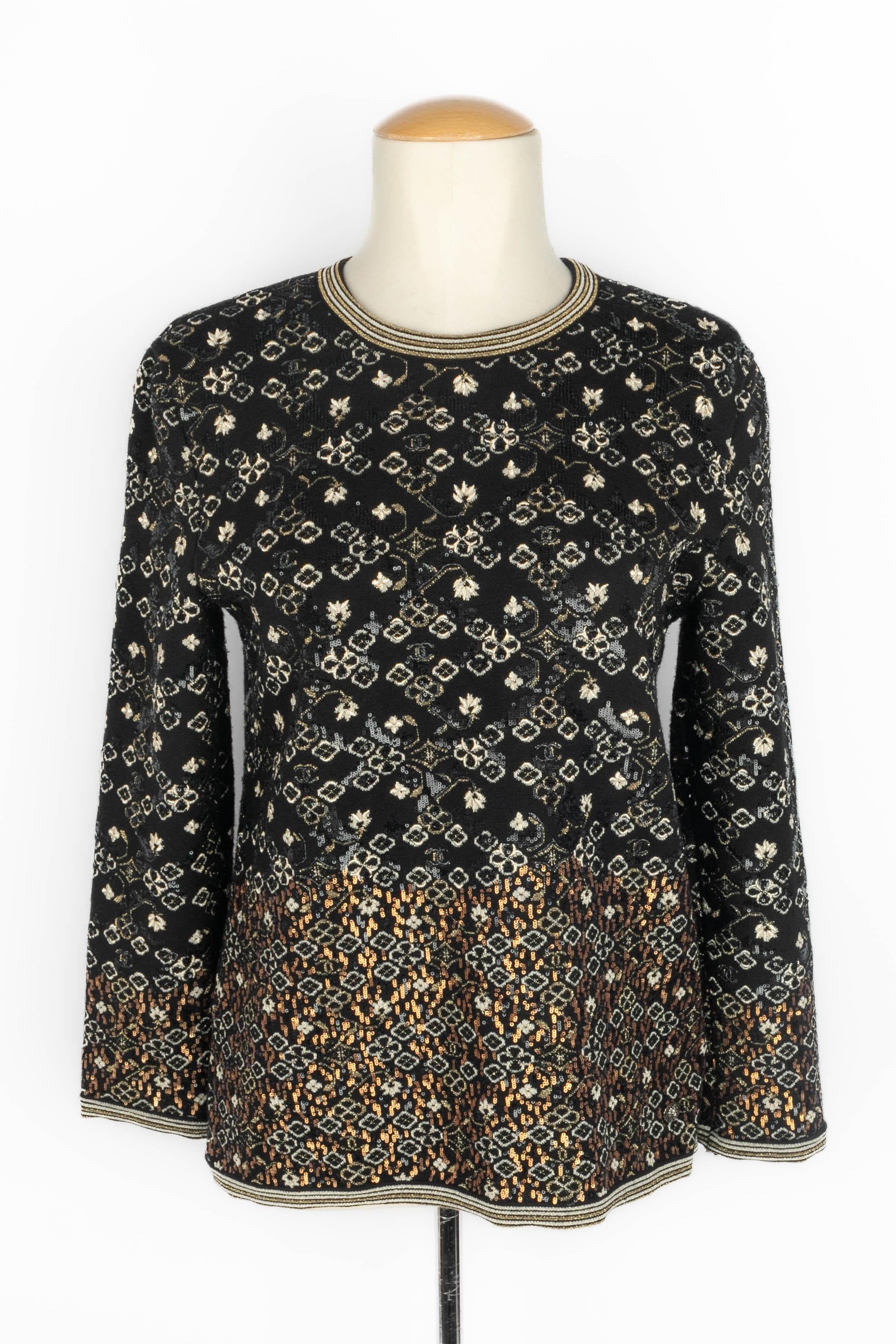 CHANEL - (Made in Italy) Black long-sleeve sweater top embroidered with a flower pattern and sequins. Size 40FR indicated. 2017 Pre-Fall Collection under the artistic direction of Karl Lagerfeld.

Condition:
Very good condition

Dimensions:
Shoulder