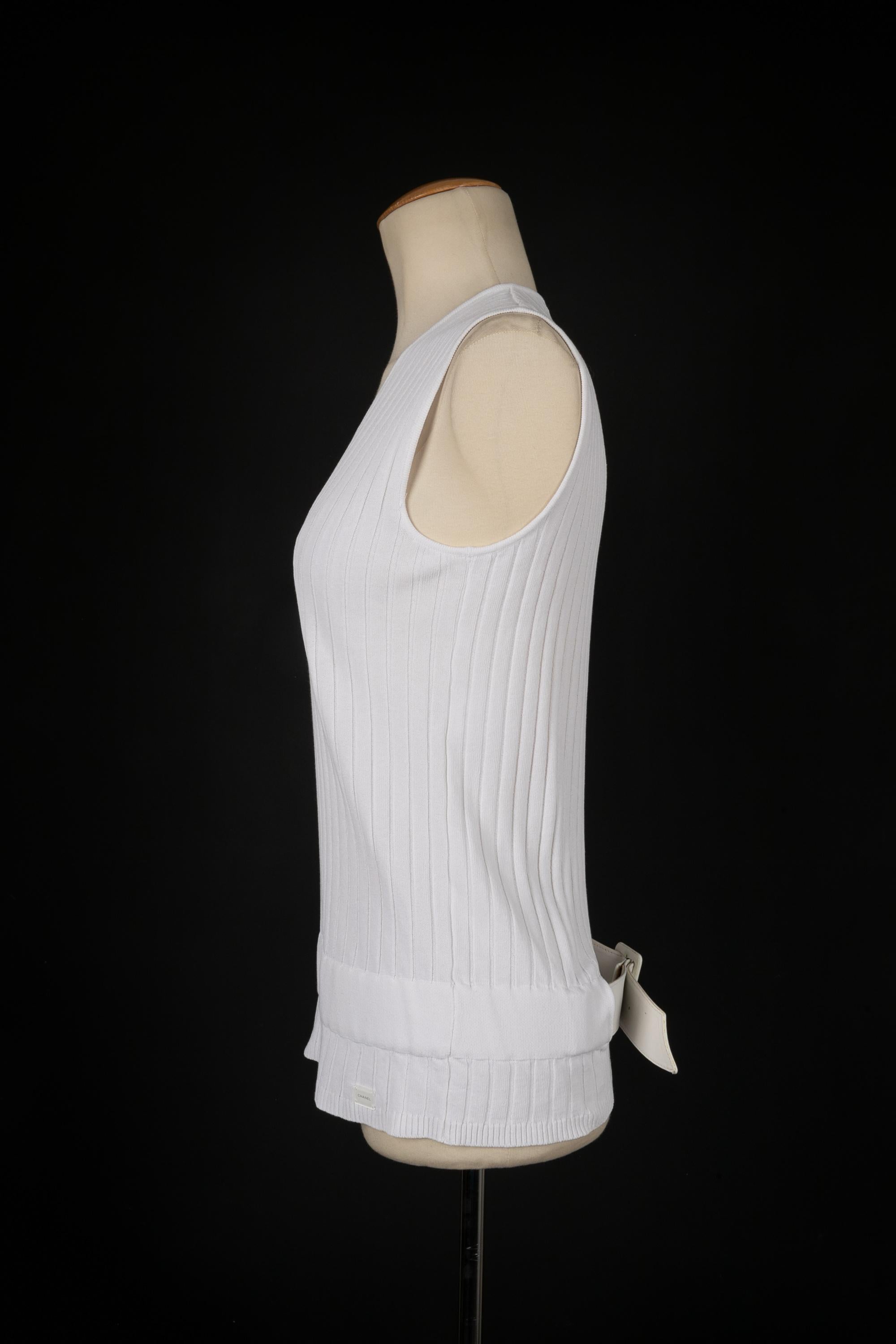 CHANEL - (Made in France) White cotton top with a leather belt to emphasize the hips. 44FR size. 2002 Spring-Summer Collection.

Condition:
Very good condition

Dimensions:
Chest: 40 cm - Length: 60 cm

FH194