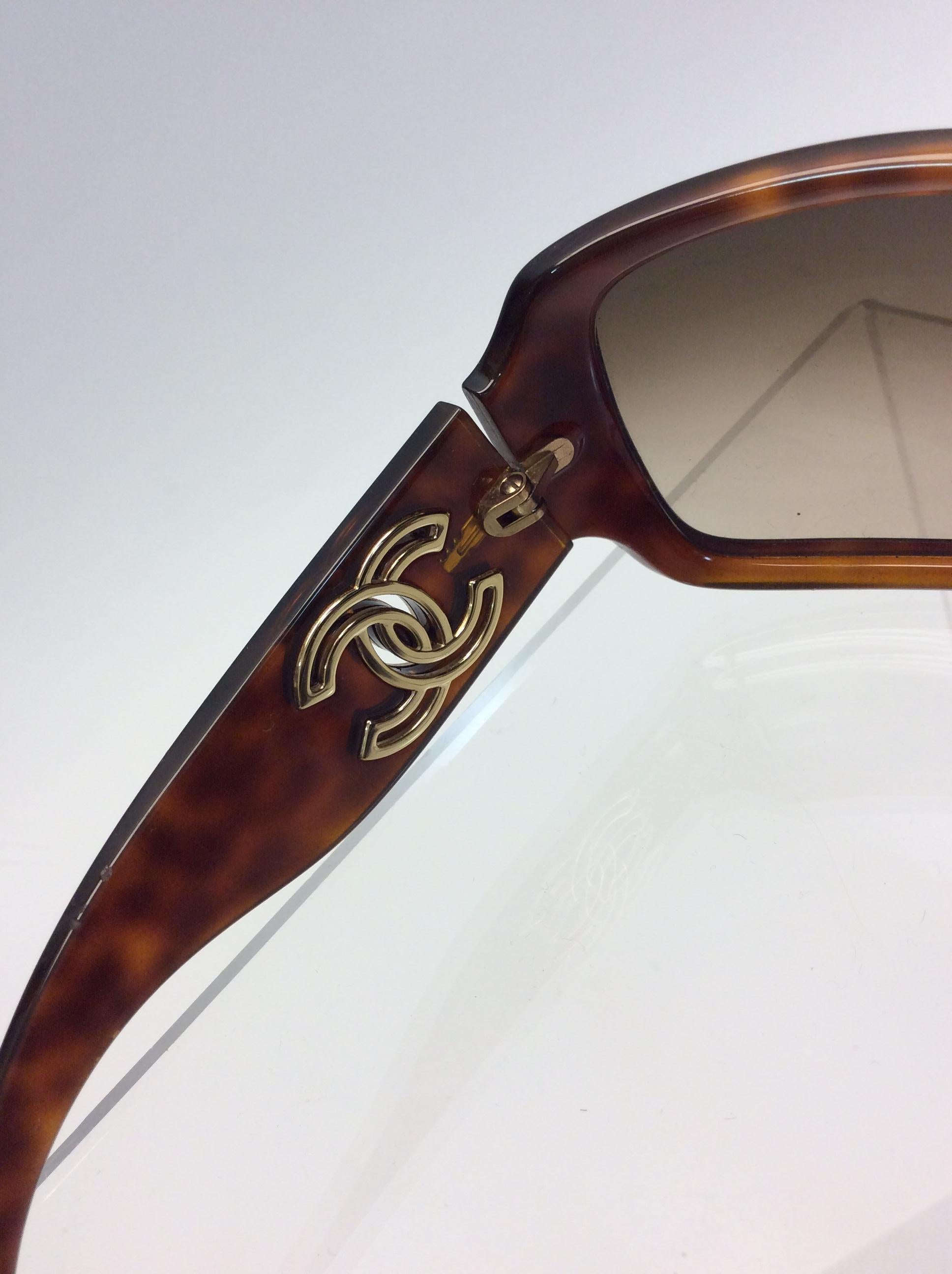 Chanel Tortoise Sunglasses with Gold im Zustand „Gut“ im Angebot in Narberth, PA