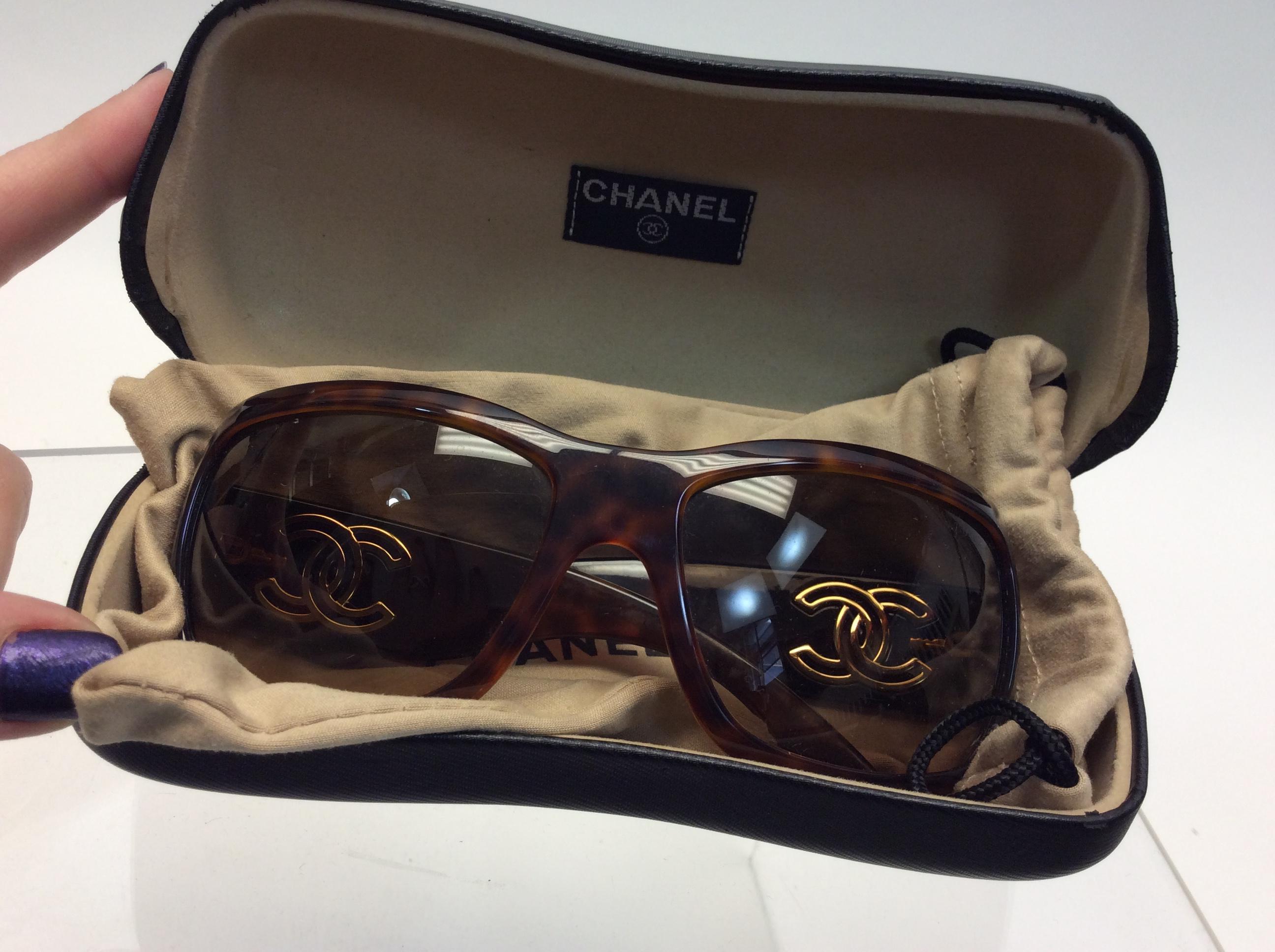 Chanel Tortoise Sunglasses with Gold im Angebot 1