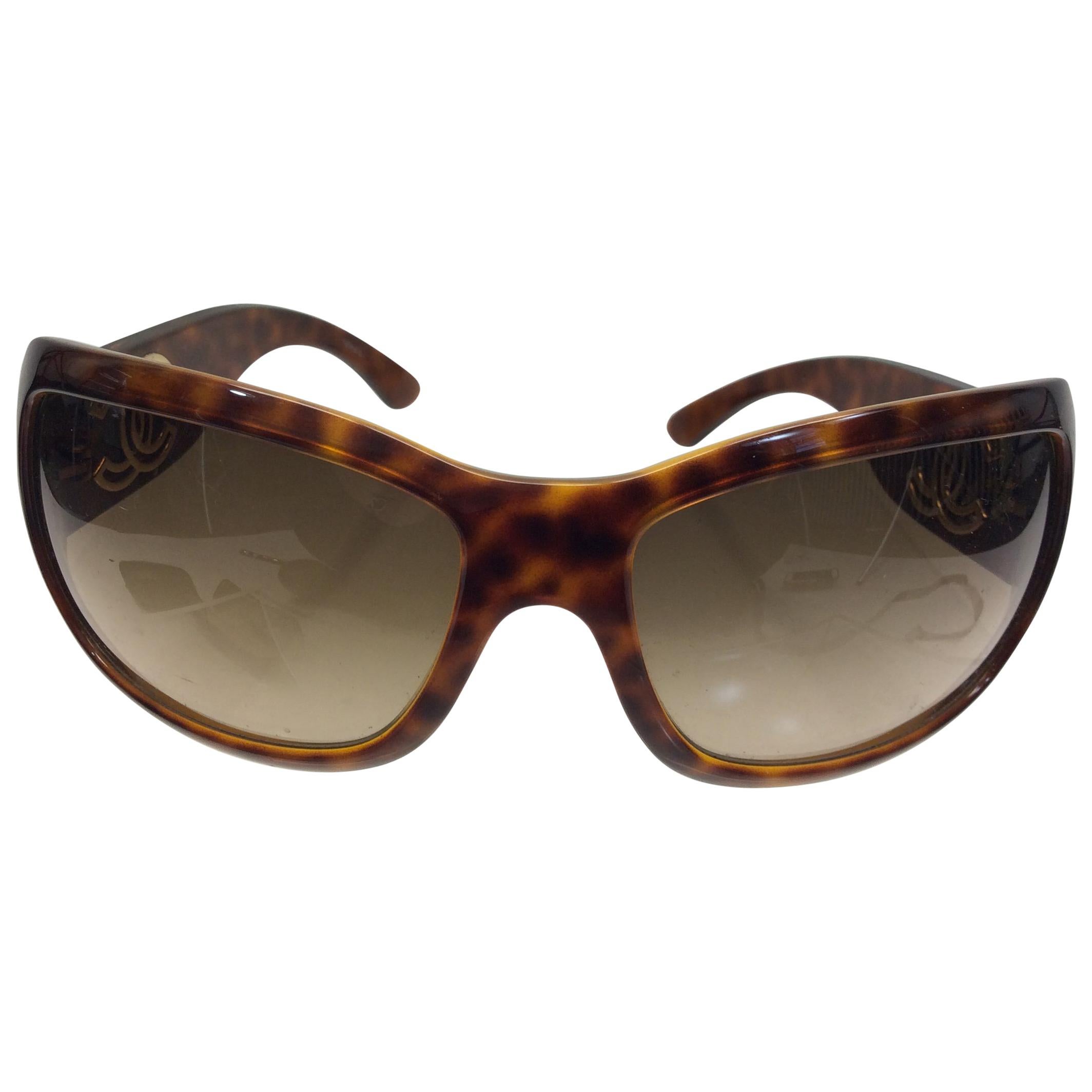 Chanel Tortoise Sunglasses with Gold im Angebot