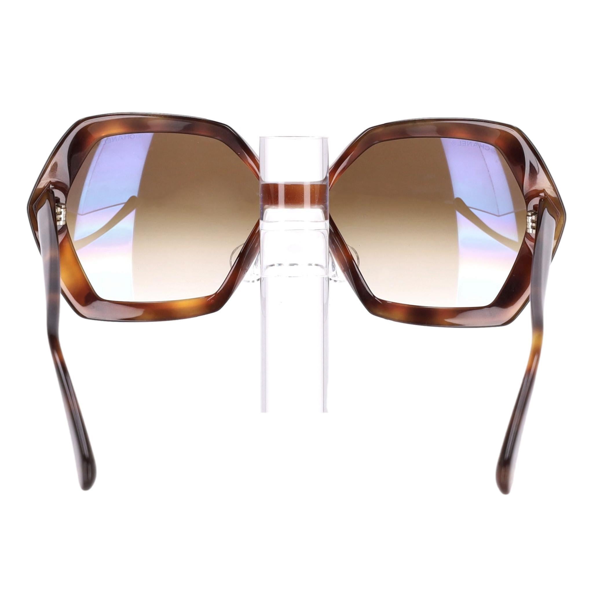Marrone Occhiali da sole Chanel tartarugati in vendita