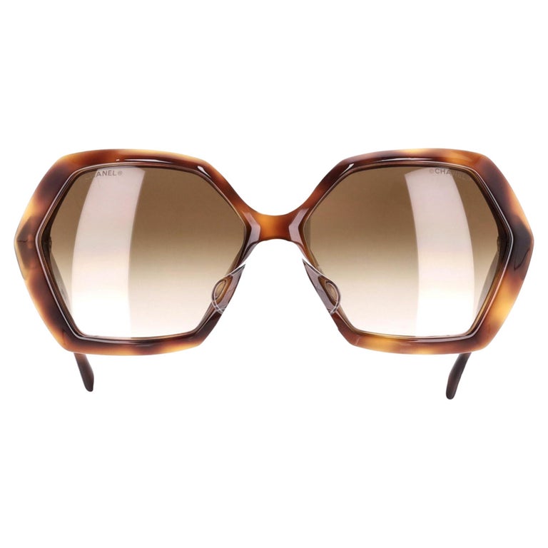 Chanel Tortoiseshell Sunglasses For Sale at 1stDibs display picture 1