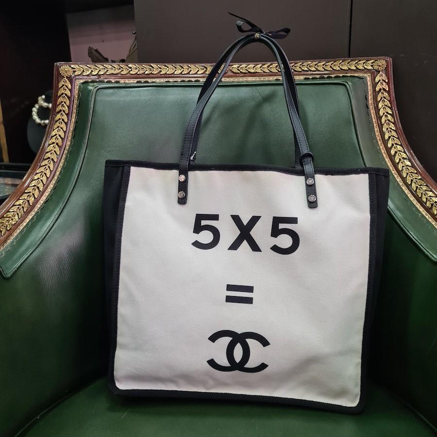 CHANEL Tote Bag 5x5 with Whistle in White and Black Cotton
In very good condition.
Made in Italy.
Dimensions: 32.5 x 29 x 14cm, handles: 43 cm.
Hologram: 2098...Collection 2014-2015
No Authenticity card present.

Will be delivered in a non-original