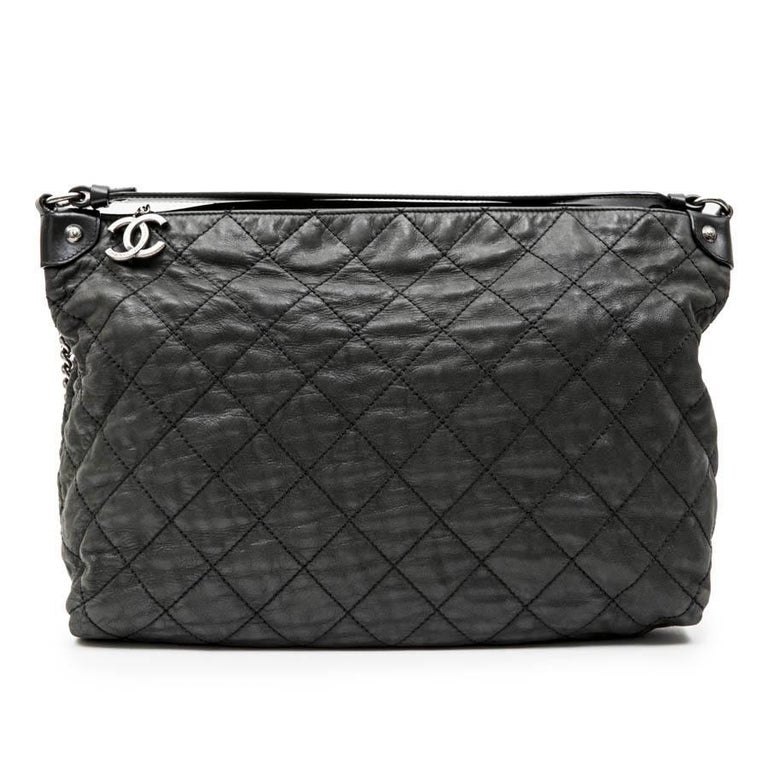 CHANEL Tote Bag Bag in Gray iridescent Quilted Leather For Sale at 1stdibs