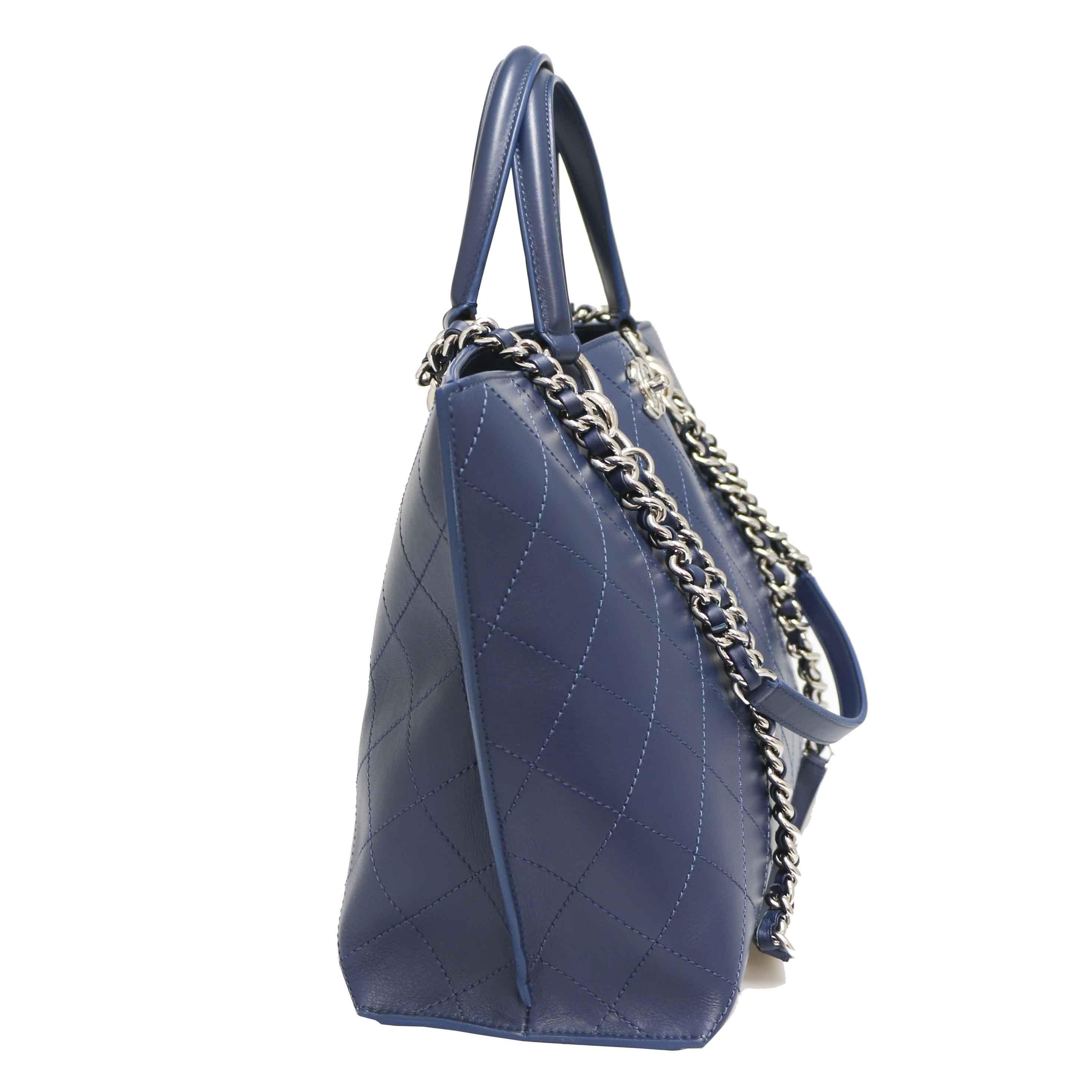 CHANEL tote bag in blue leather. The hardware is in palladium-plated silver metal. The lining is in blue fabric.
1 large zipped pocket inside.

In very good condition, worn once.
Made in Italy.
Dimensions: 35 x 23 x 13cm.
Handles: 35cm - Handles: 69