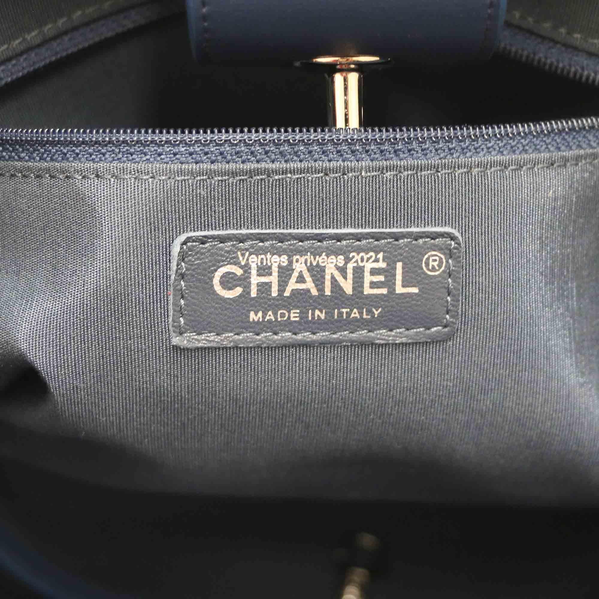 CHANEL Tote Bag in Blue Leather 2