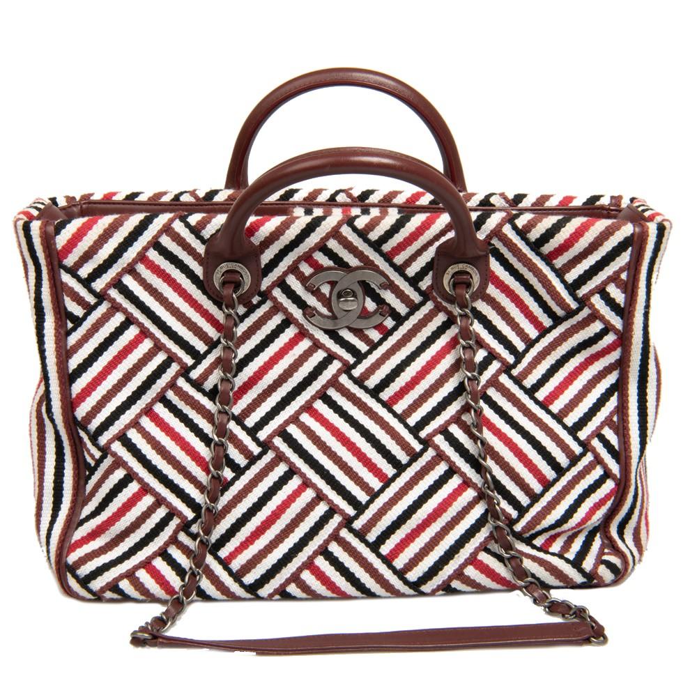 CHANEL tote bag Multicolored Stripes Cotton Canvas (white, red, black, brown). The lining is in burgundy fabric. The handle are in leather. The hardware is in blackened silver metal.
In very good condition
Made in Italy.
Tote bag carried by hand,