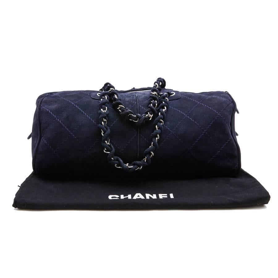 CHANEL Tote Bag in Navy Blue Quilted Suede In Good Condition For Sale In Paris, FR