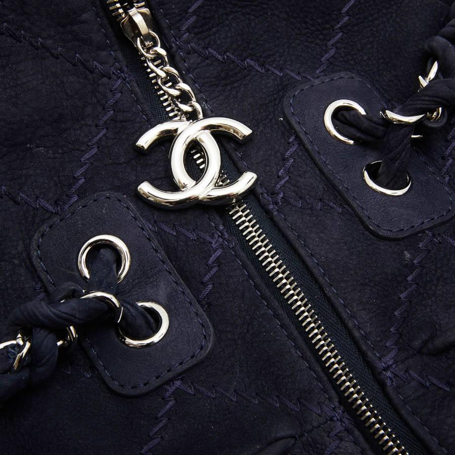 Women's CHANEL Tote Bag in Navy Blue Quilted Suede For Sale