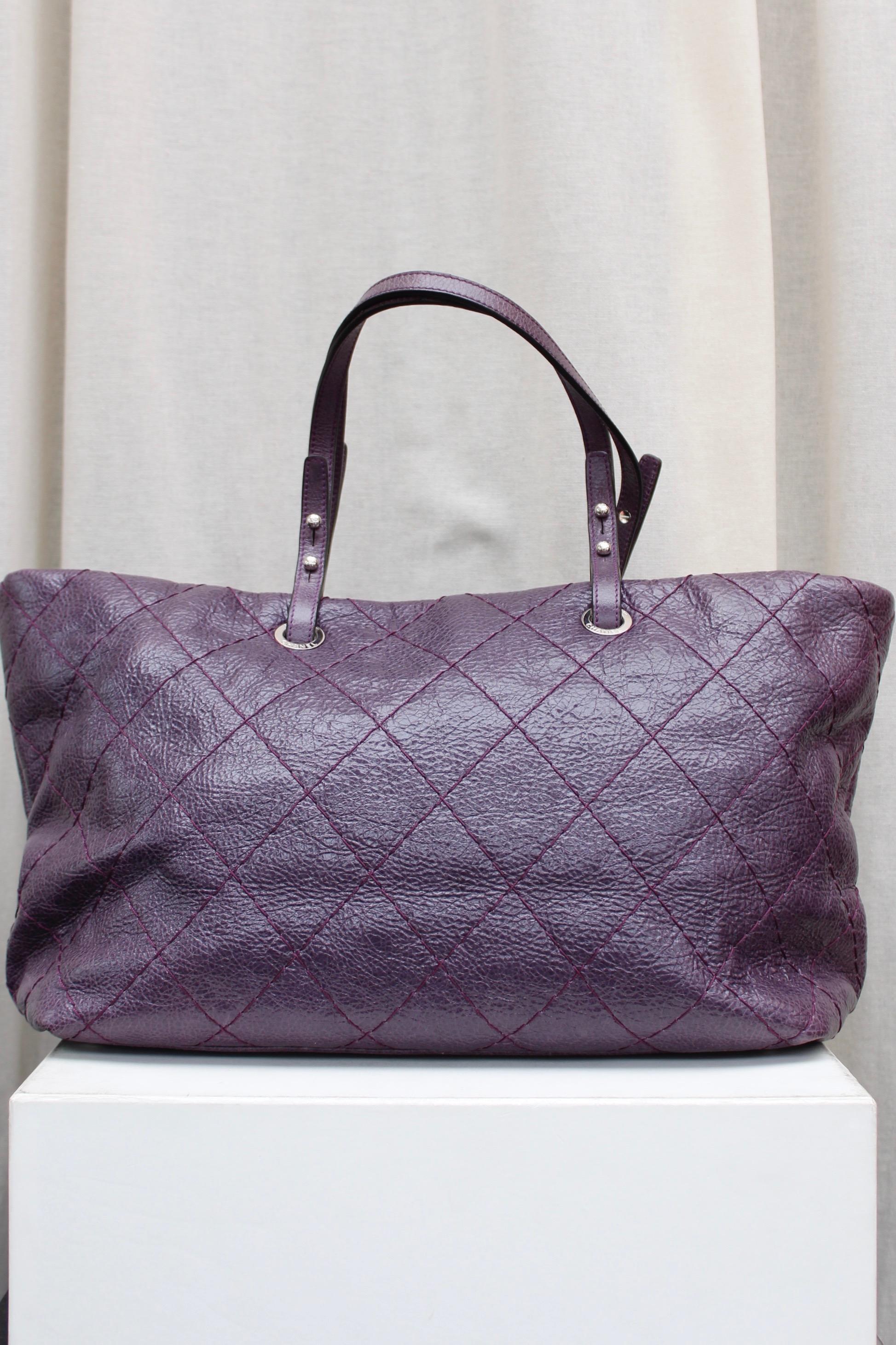 Chanel tote bag in over stitched eggplant leather In Excellent Condition In Paris, FR