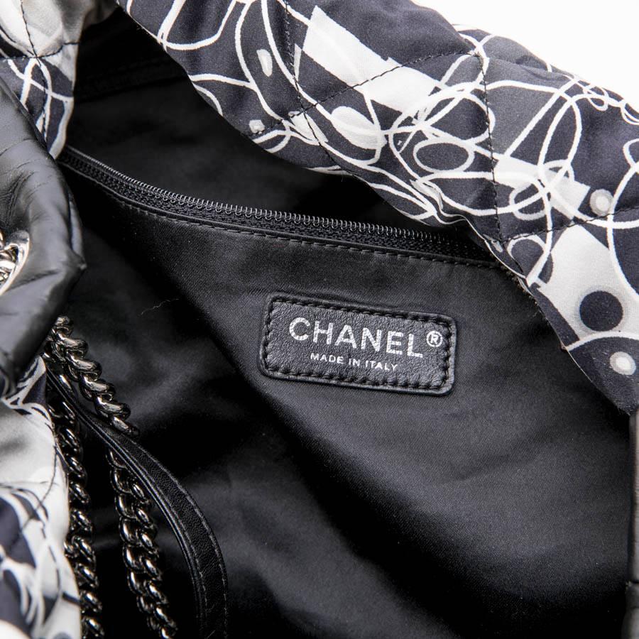 CHANEL Tote Bag in Silk Scarf and Black Smooth Lamb Leather For Sale 4