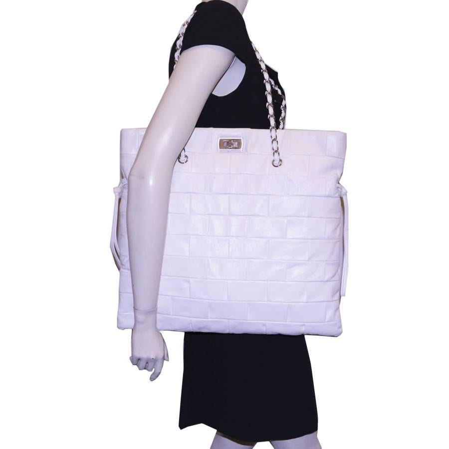 Superb Chanel tote bag in white leather, iconic 2.55 clasp. The hardware is in palladium metal and plexi. The interior is in gray canvas with 3 pockets including 1 for smartphone and one zipped. 

Included : Hologram: 1409 ..(2010 to 2011). In very