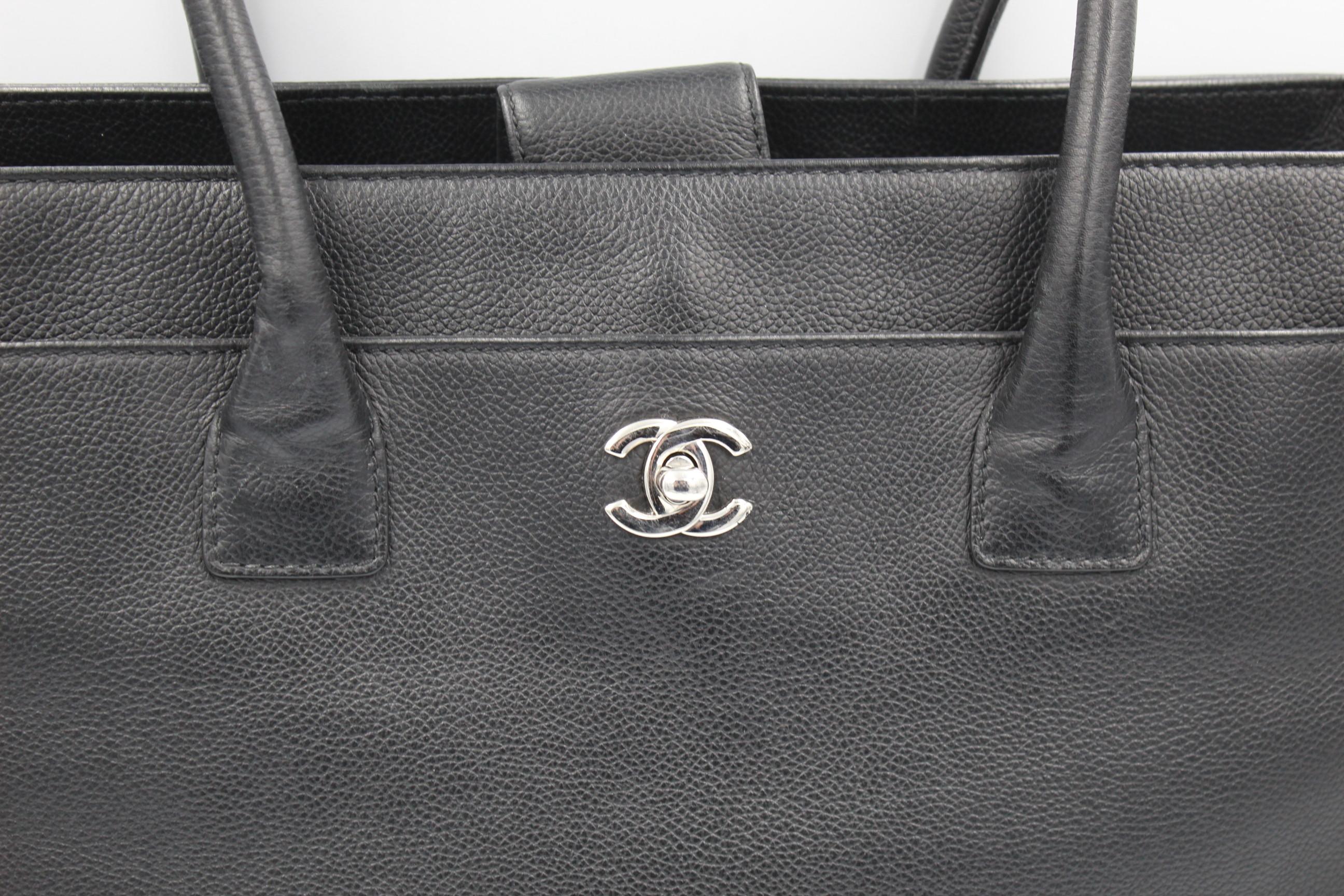 Chanel Black Tote bag in grained leather and palladium / silver hardware
Good condition some light signs of use
Comes wiht a copy of the payment receipt ( price in 2011 1790€)
Size 33*31 cm