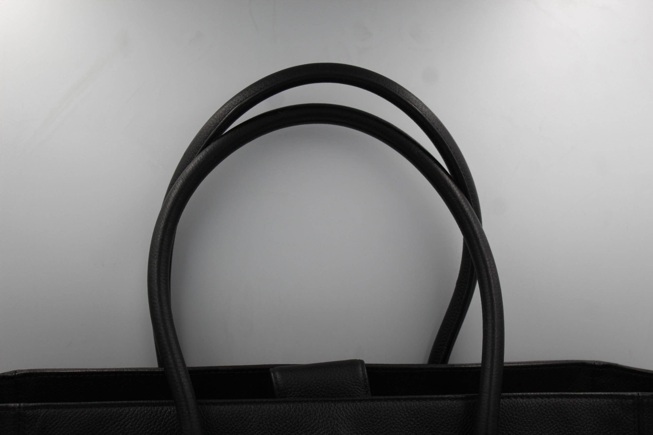 Chanel Tote Black Grained Letaher Bag and Silver Hardware In Good Condition In Paris, FR