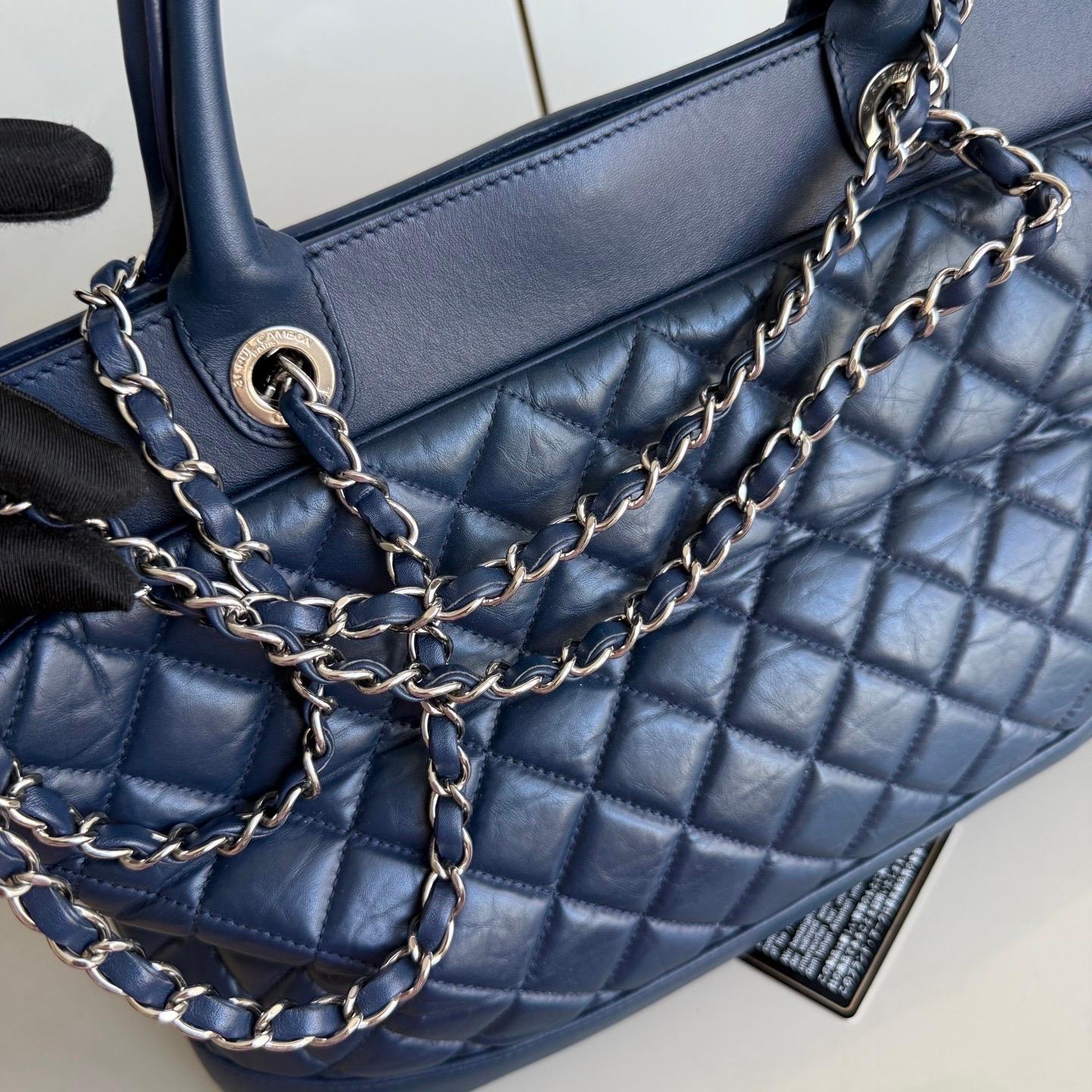 Chanel Tote Quilted Navy Leather Top Handle and Silver Chain Straps en vente 6