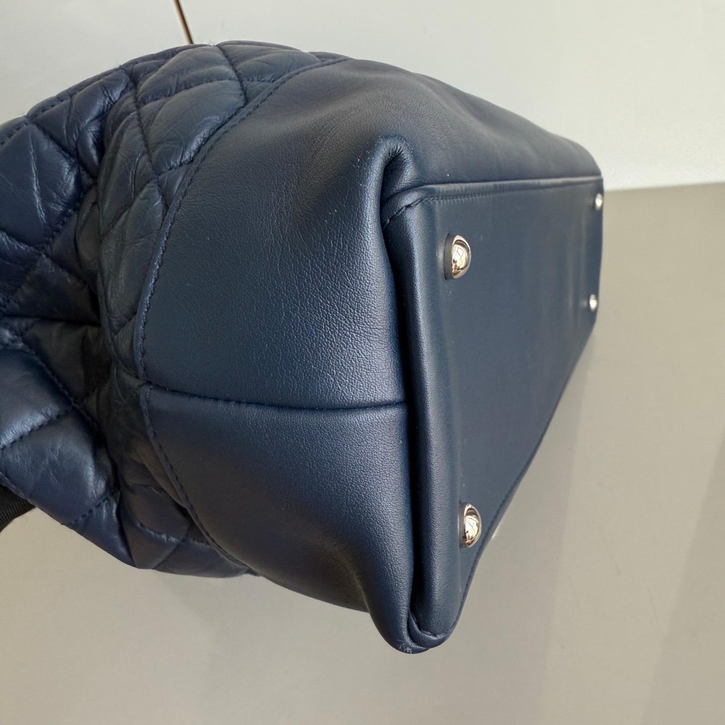 Chanel Tote Quilted Navy Leather Top Handle and Silver Chain Straps en vente 7