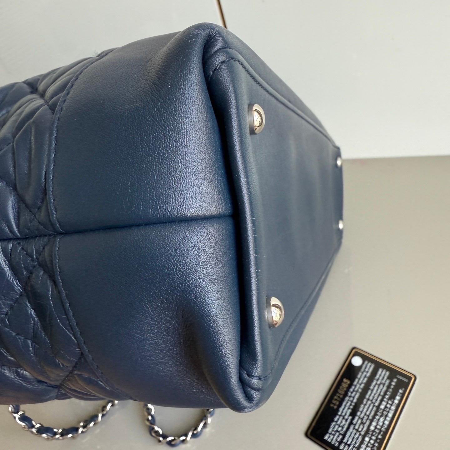 Chanel Tote Quilted Navy Leather Top Handle and Silver Chain Straps en vente 8