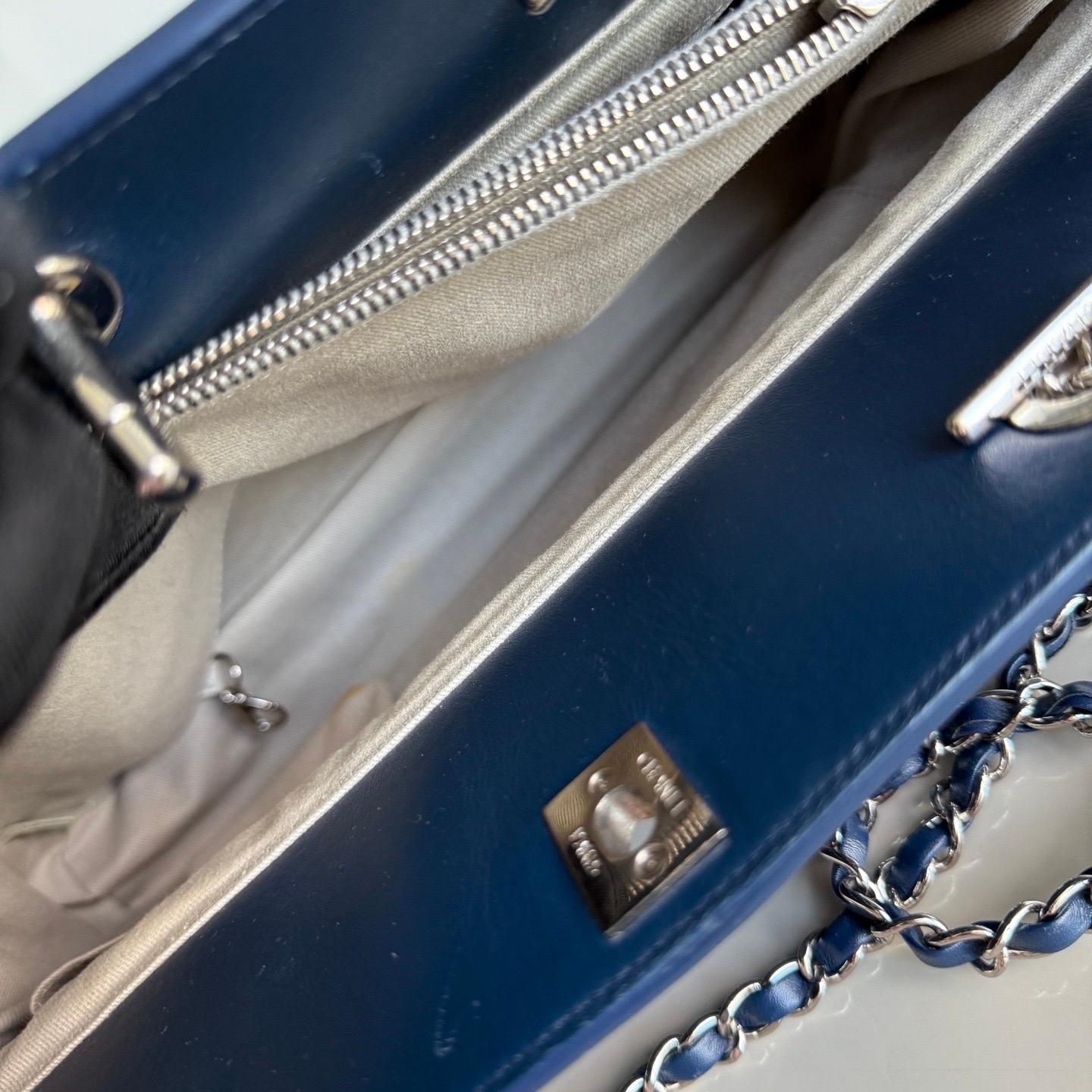 Chanel Tote Quilted Navy Leather Top Handle and Silver Chain Straps en vente 10