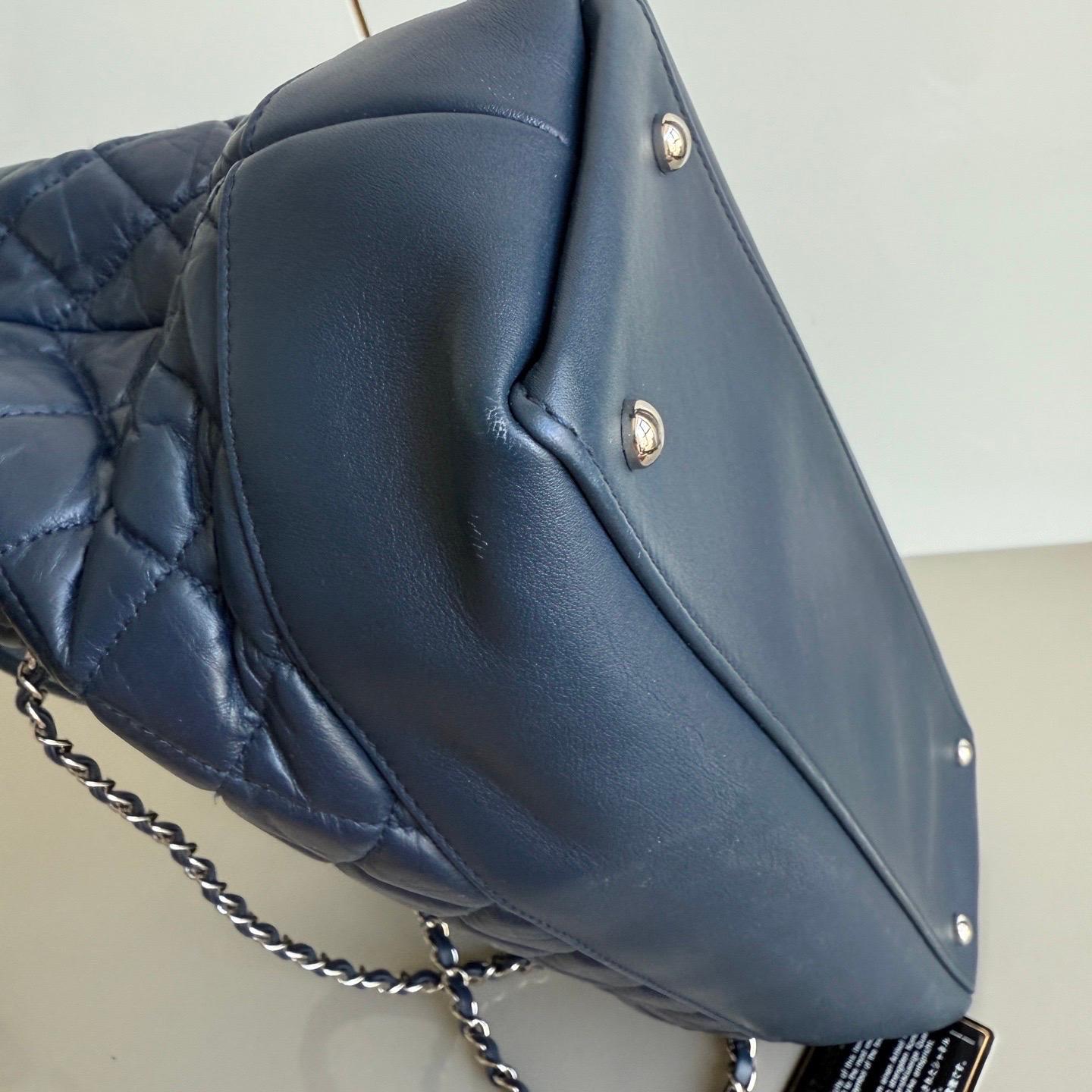 Chanel Tote Quilted Navy Leather Top Handle and Silver Chain Straps en vente 12