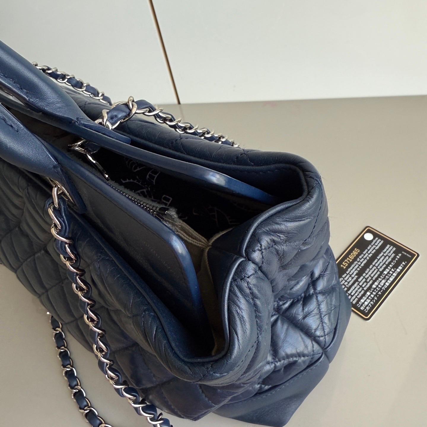 Chanel Tote Quilted Navy Leather Top Handle and Silver Chain Straps en vente 13