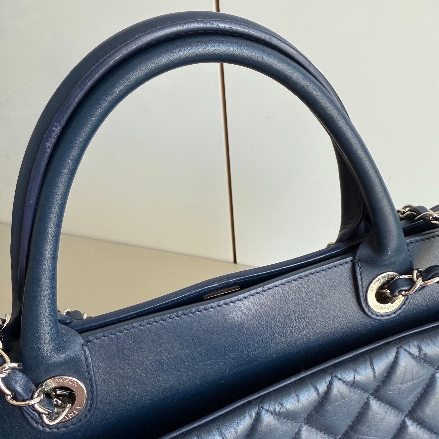 Chanel Tote Quilted Navy Leather Top Handle and Silver Chain Straps en vente 15