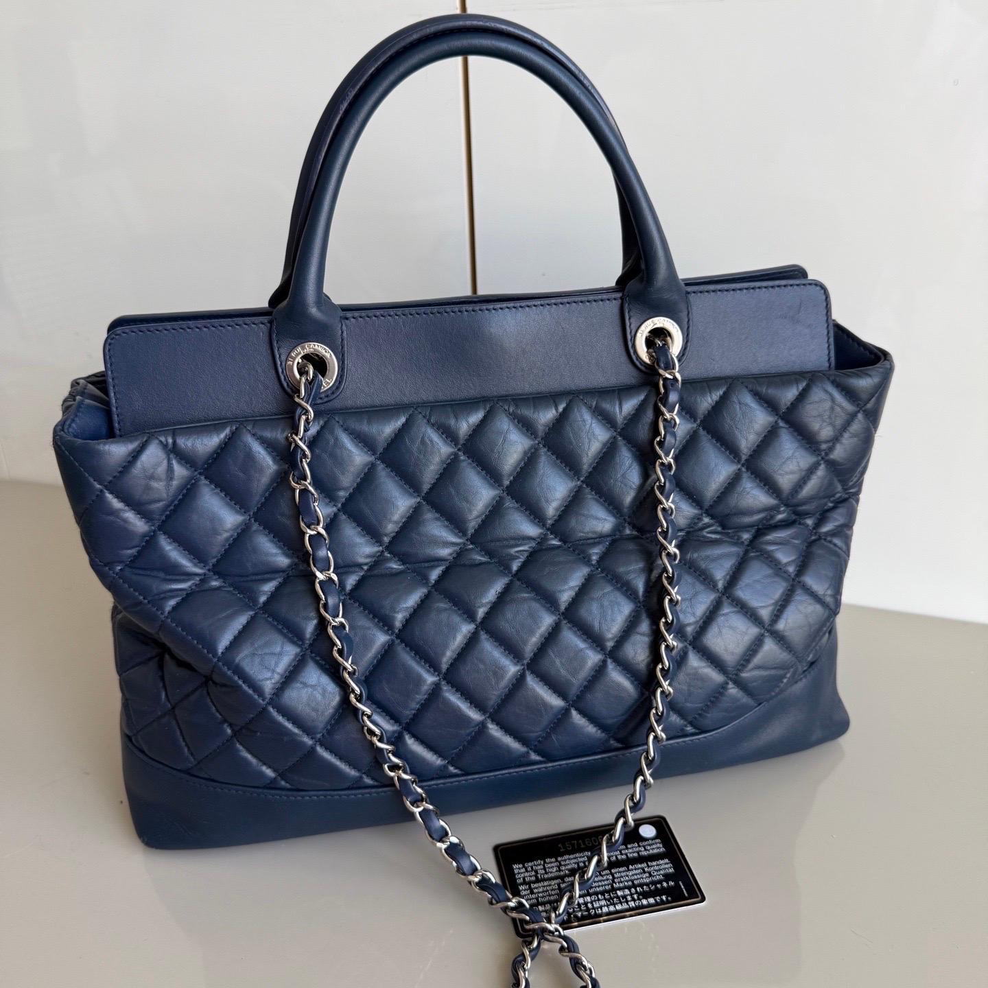 Noir Chanel Tote Quilted Navy Leather Top Handle and Silver Chain Straps en vente