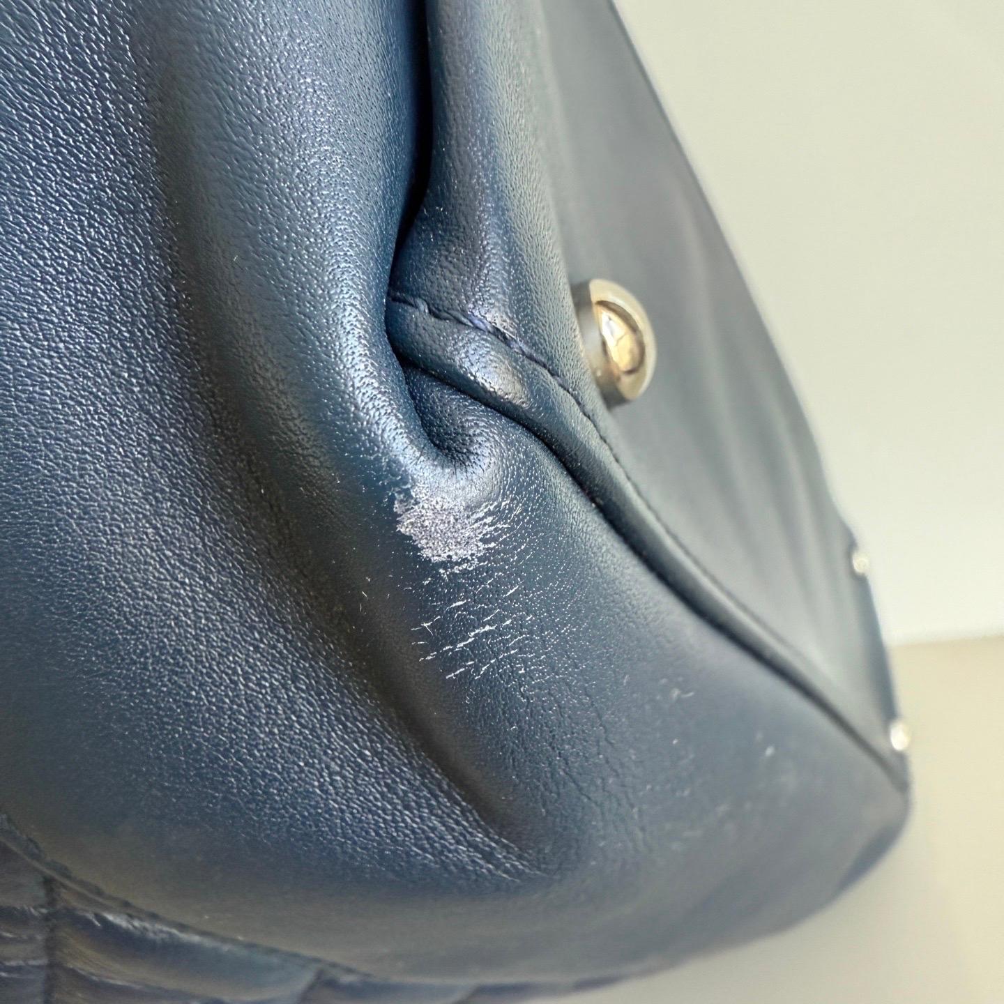 Chanel Tote Quilted Navy Leather Top Handle and Silver Chain Straps Bon état - En vente à AUBERVILLIERS, FR