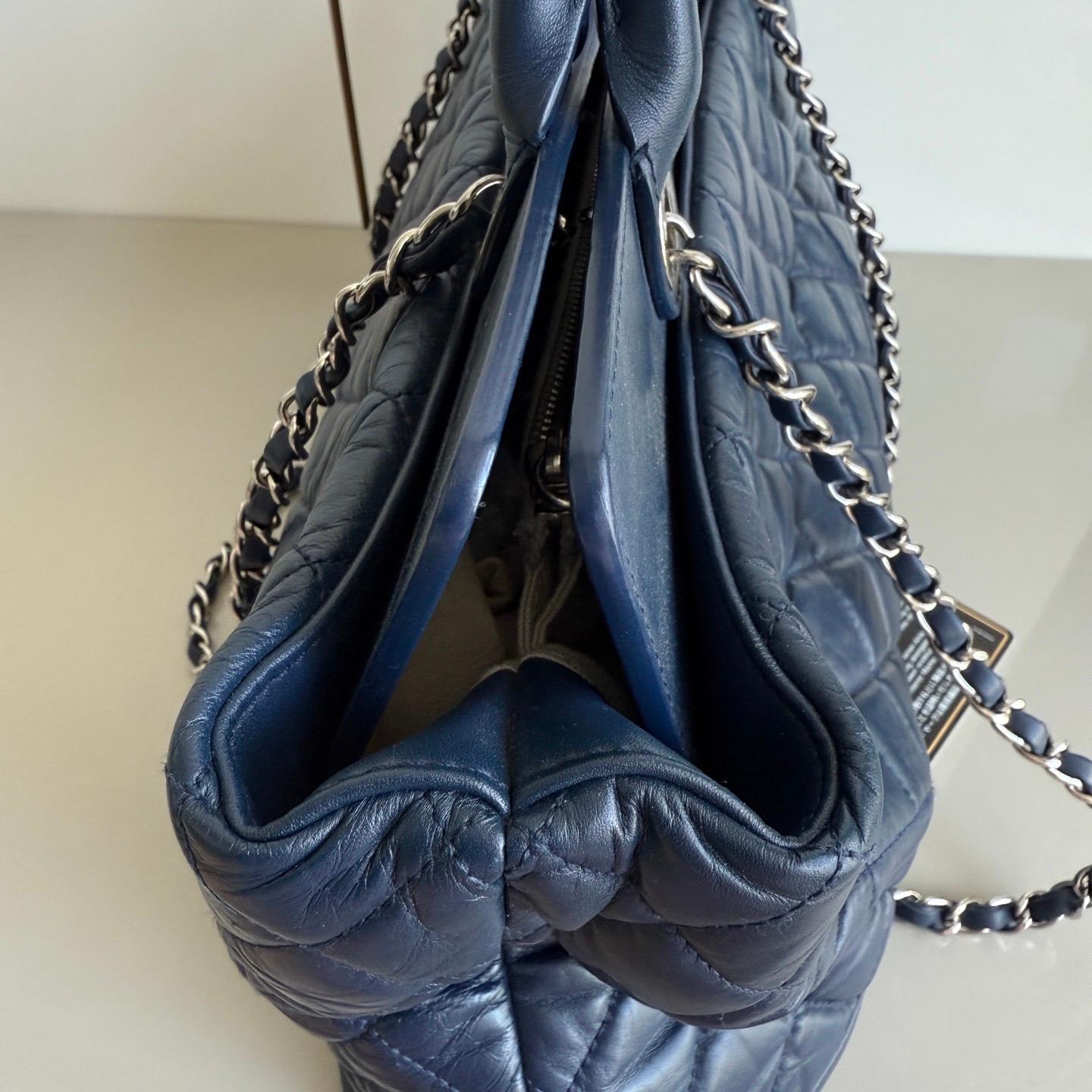 Chanel Tote Quilted Navy Leather Top Handle and Silver Chain Straps Pour femmes en vente
