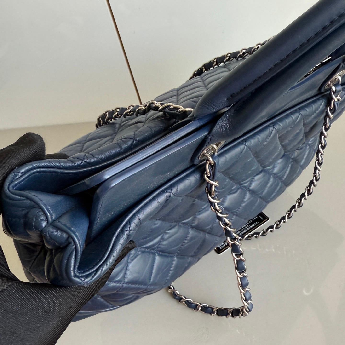 Chanel Tote Quilted Navy Leather Top Handle and Silver Chain Straps en vente 1