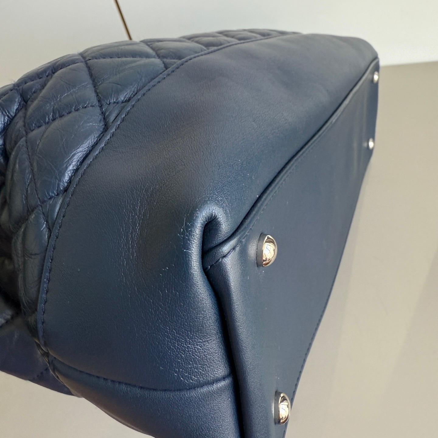 Chanel Tote Quilted Navy Leather Top Handle and Silver Chain Straps en vente 2
