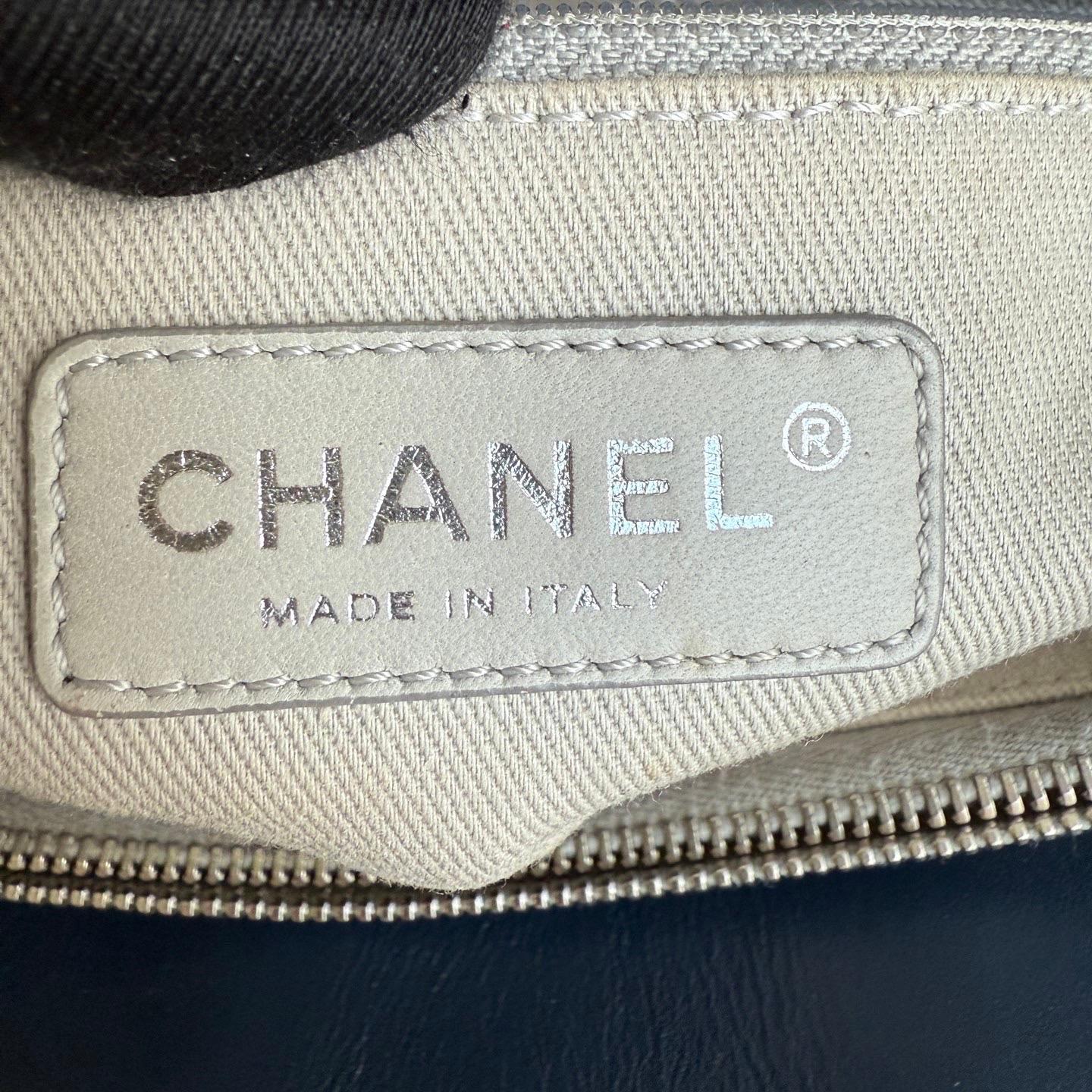 Chanel Tote Quilted Navy Leather Top Handle and Silver Chain Straps en vente 3