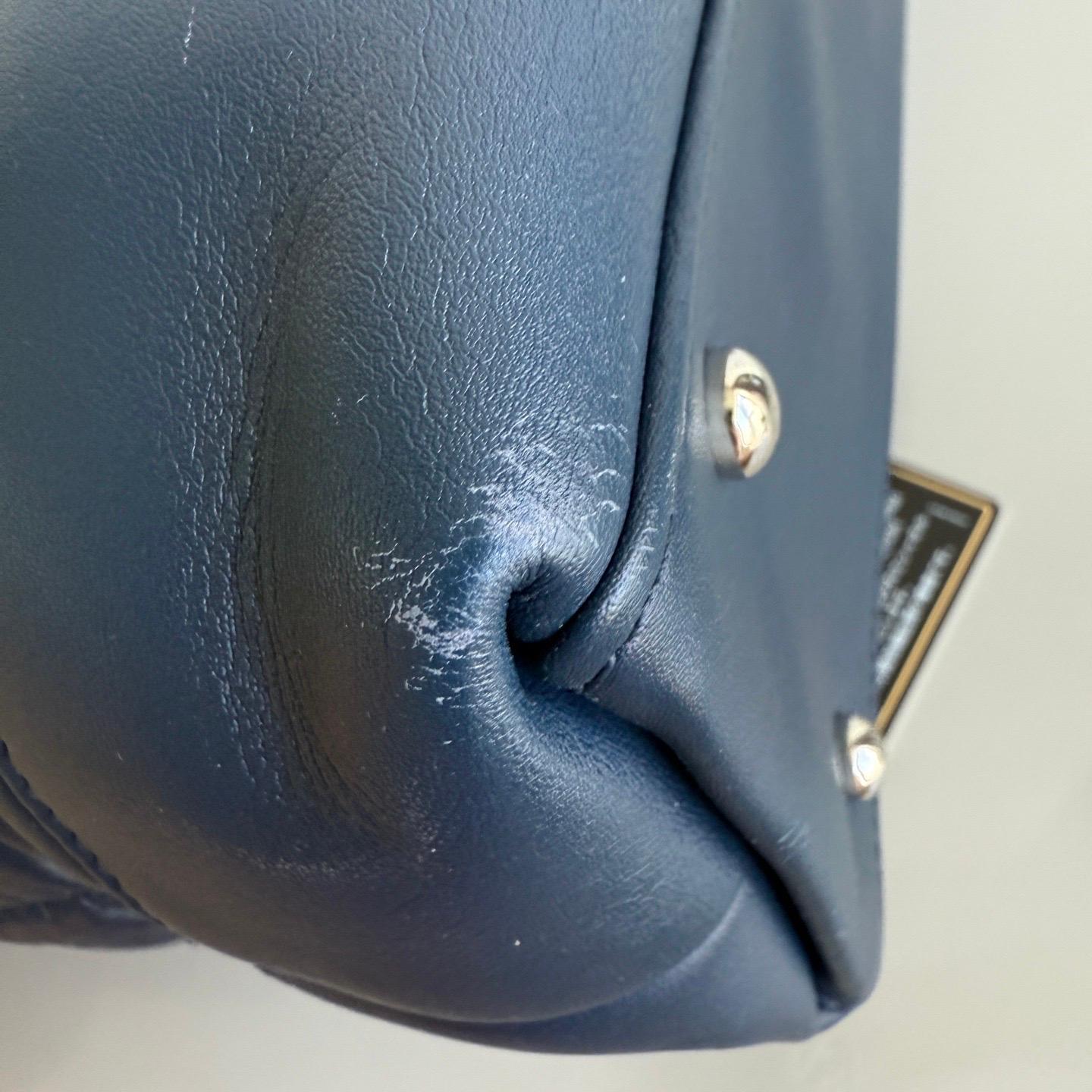 Chanel Tote Quilted Navy Leather Top Handle and Silver Chain Straps en vente 4