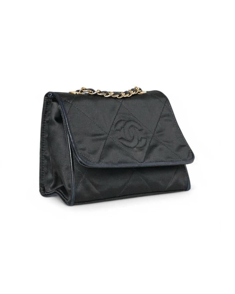 Sac de créateur Chanel, ligne Vintage, en satin noir avec inserts en cuir et ferrures dorées. Doté d'un rabat avec le logo classique 