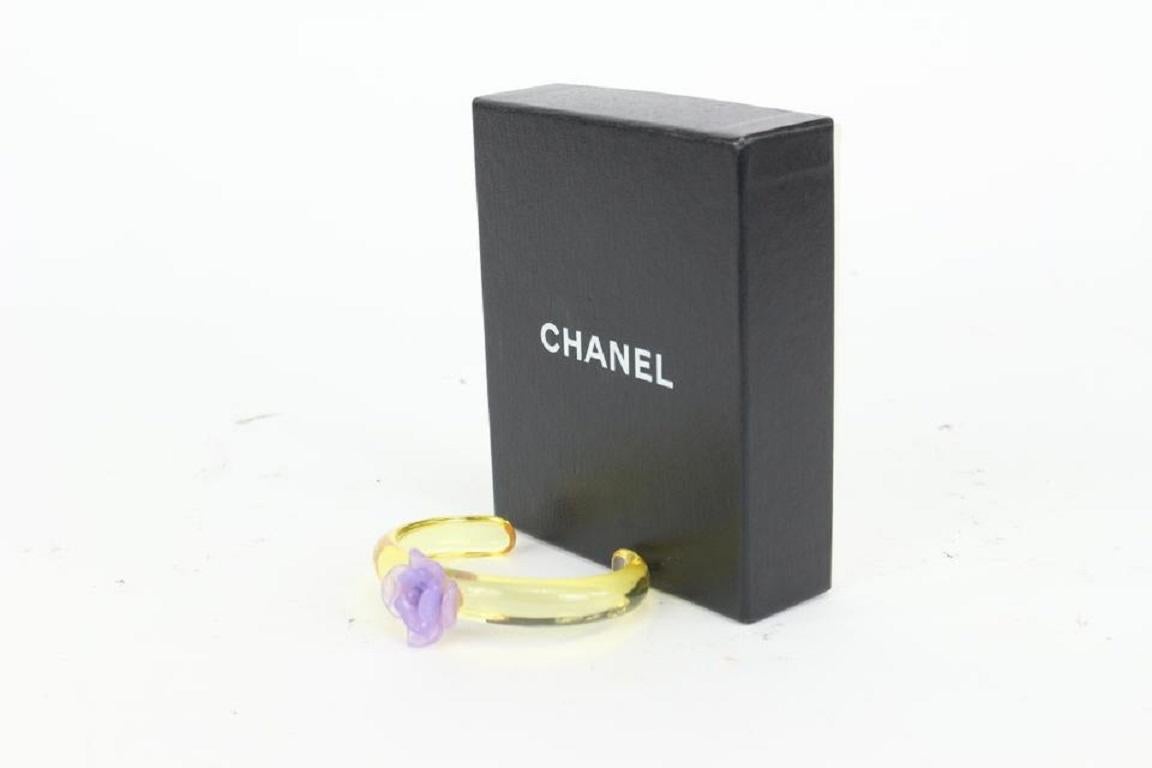 Jaune Chanel Bracelet jonc à fleurs de camélia violet translucide 01P 830ca32 en vente