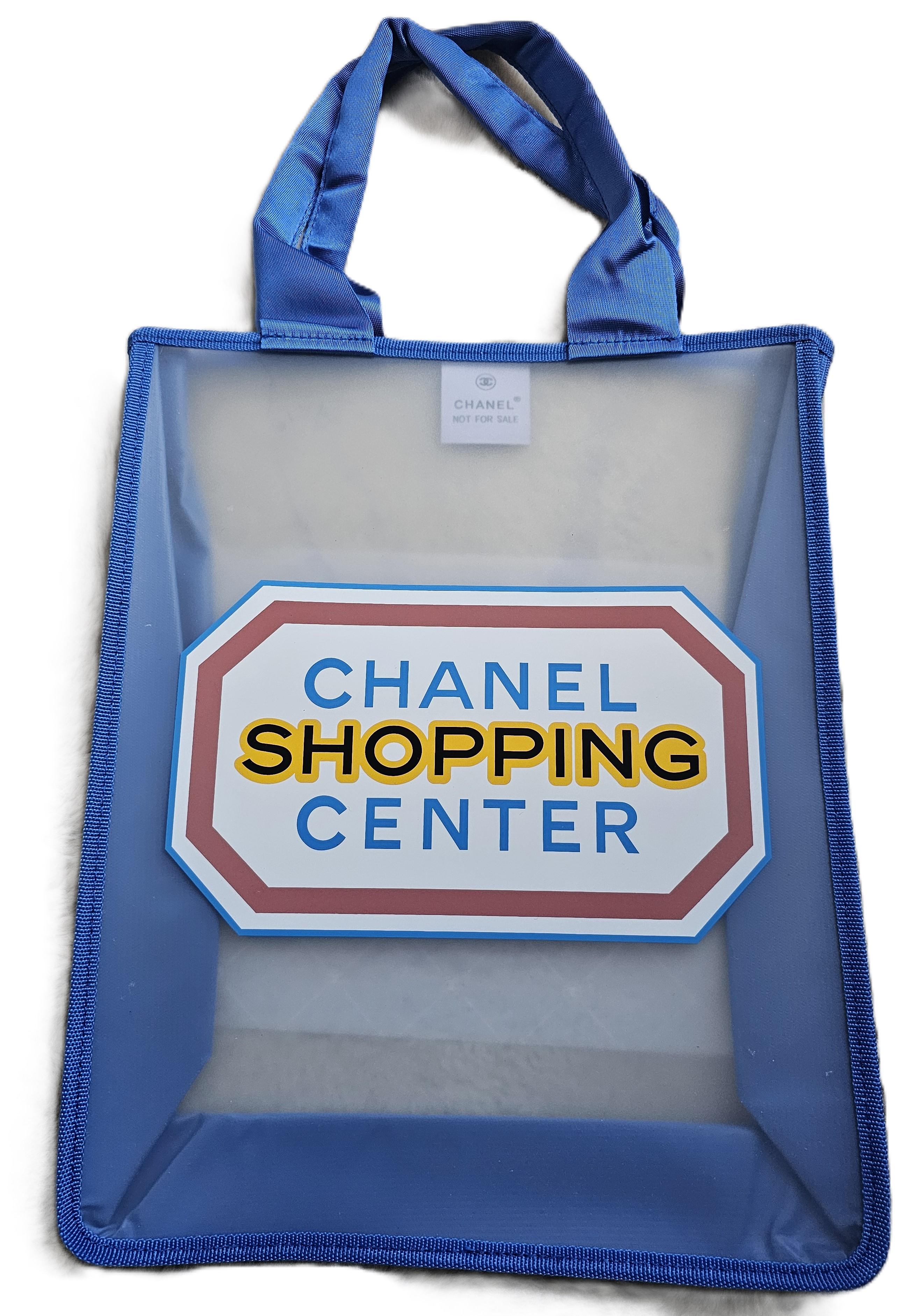 Questa rara e autentica tote bag di Chanel Shopping Center è stata creata in esclusiva per la sfilata Prêt-à-Porter Autunno/Inverno 2014 a Parigi, disegnata da Karl Lagerfeld. La collezione ha trasformato il Grand Palais in un giocoso supermercato e