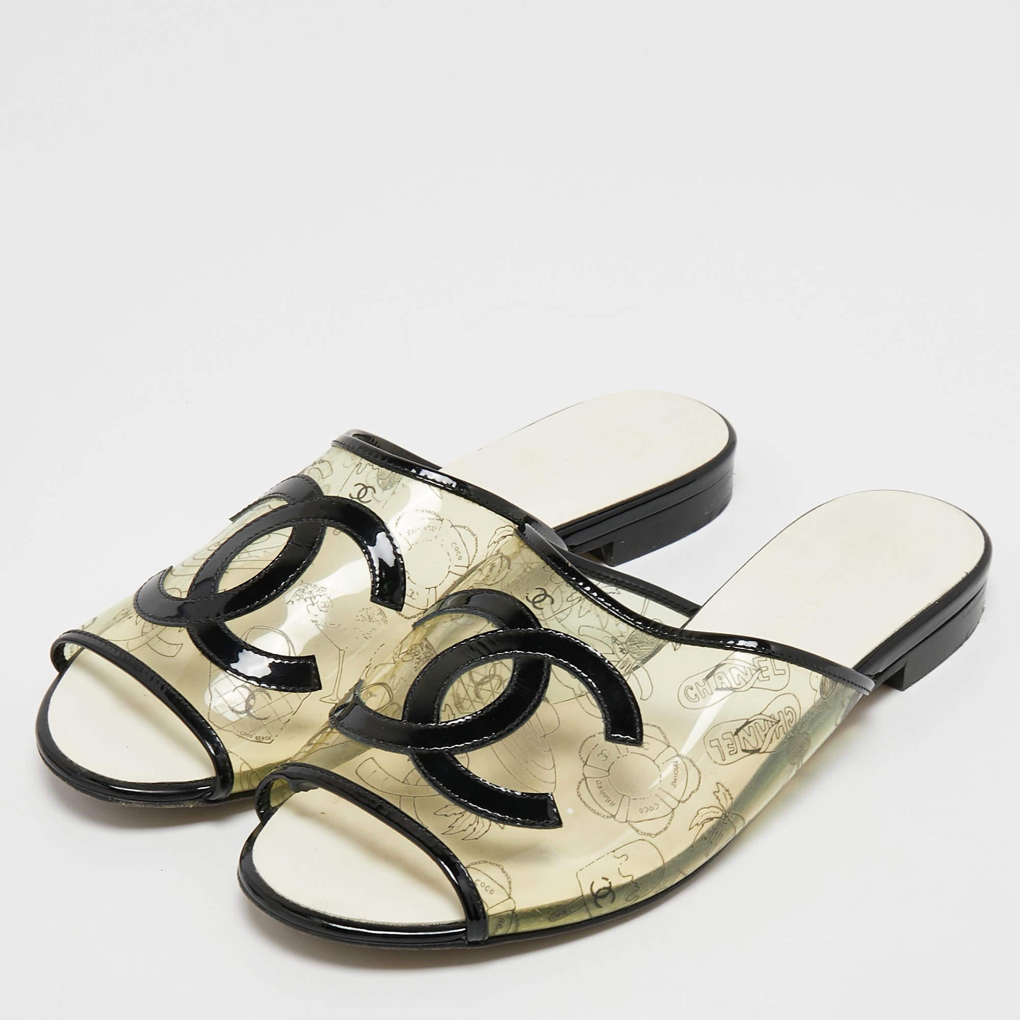 Crafted from patent leather & clear PVC, Chanel's slides are chic, comfortable, and versatile. They feature the CC logo on the uppers for a luxe finish.

