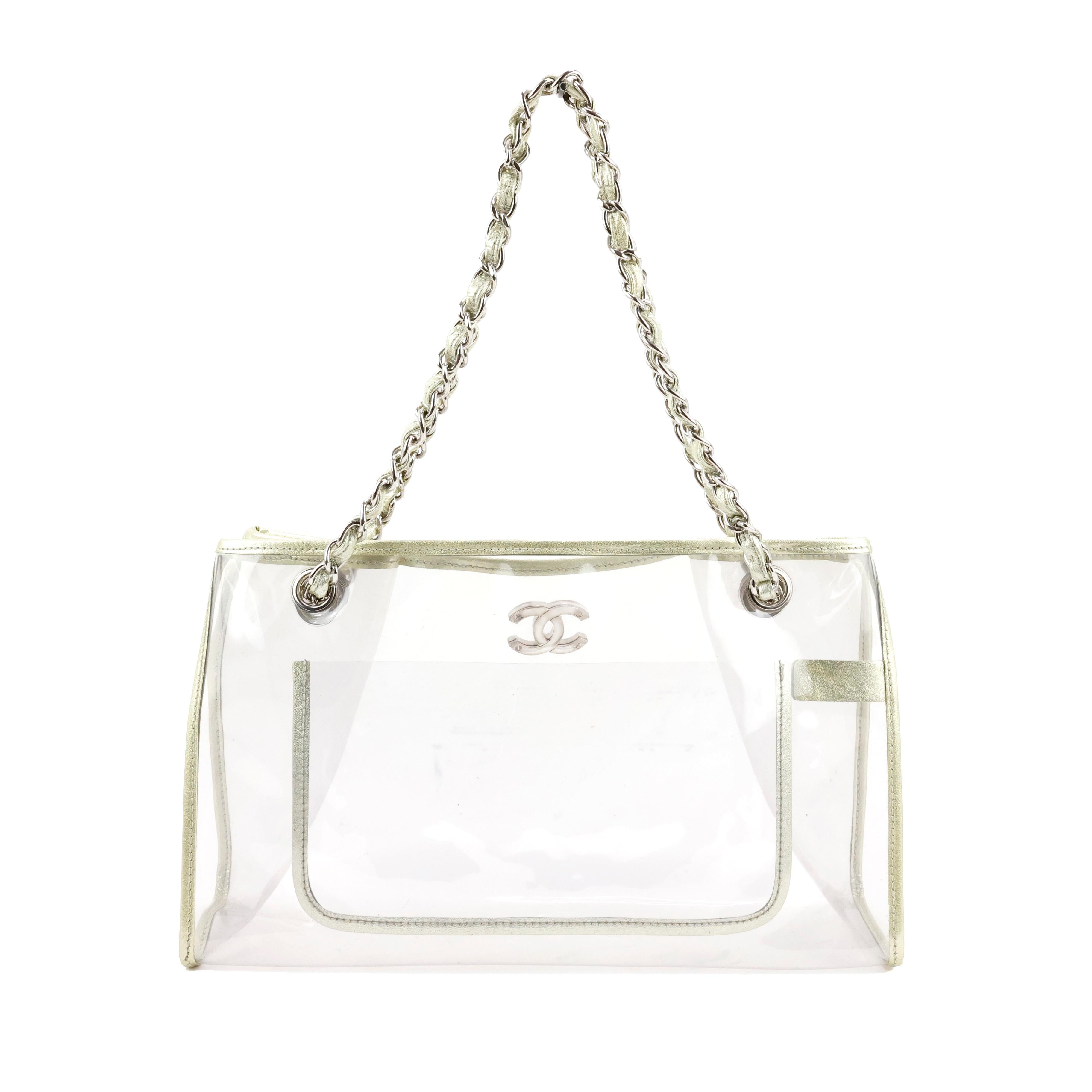 Chanel transparent shopper / shoulder bag in PVC and leather, with silver hardware.


Condition:
Really good.


Packing/accessories:
Box, dustbag.


Measurements:
34cm x 22cm x 10cm