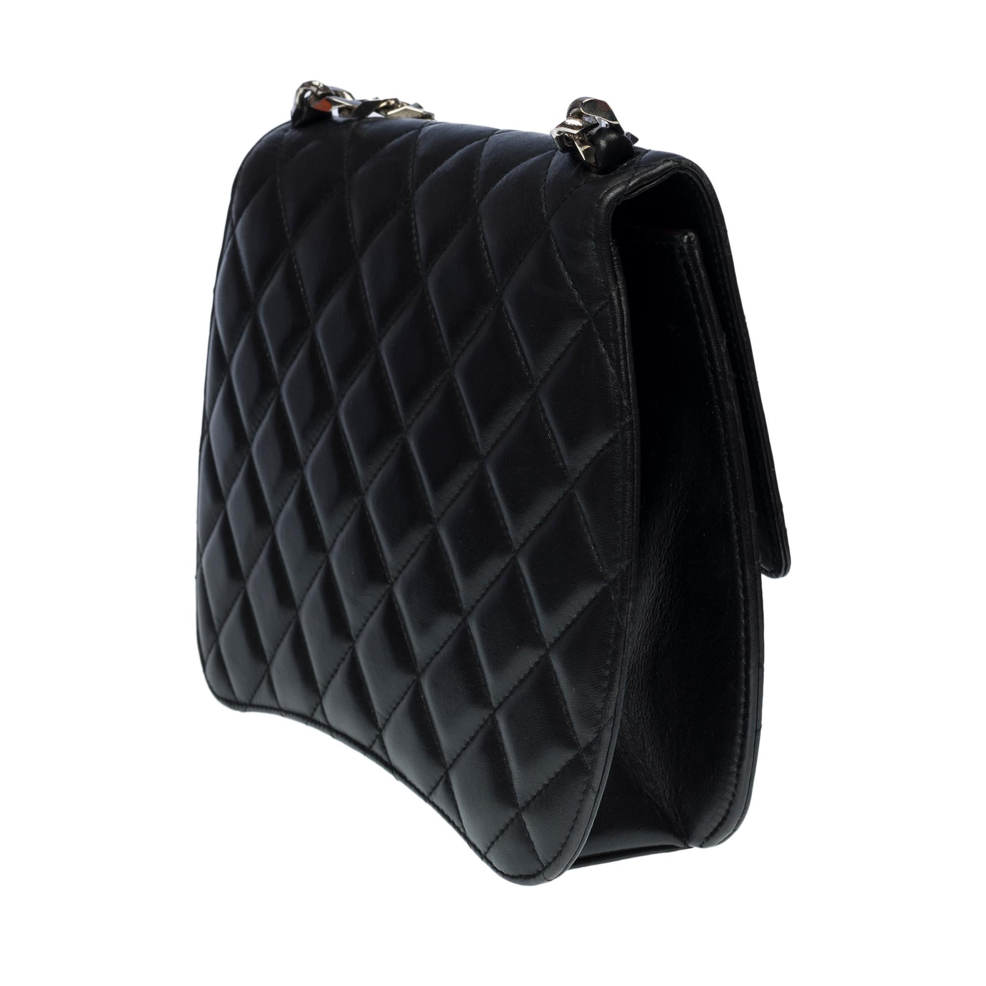 Chanel Trapezoidal flap bag in black quilted lambskin leather, SHW In Good Condition For Sale In Paris, IDF