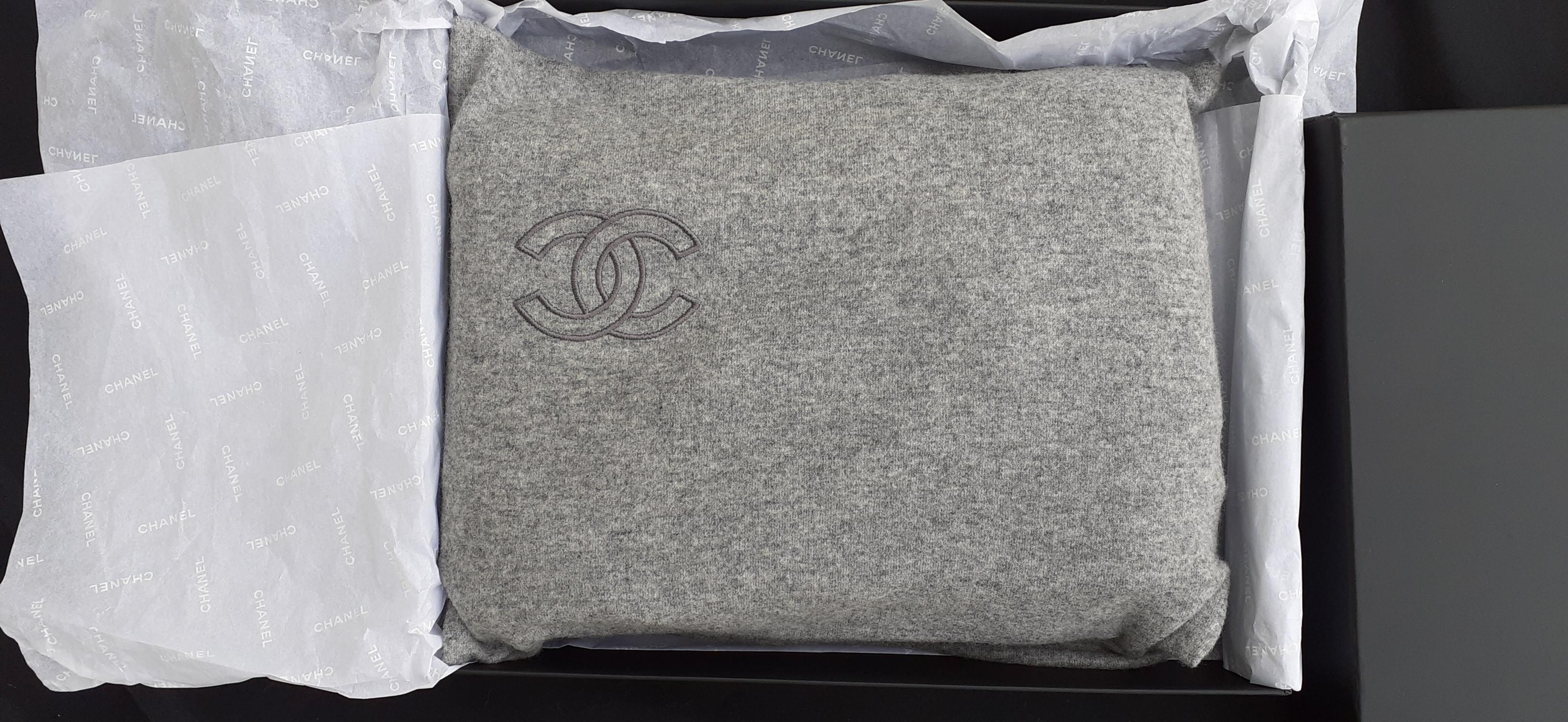 Chanel Travel Set CC Logo Blanket Sleep Eye Mask Pouch Cashmere Wool 7
