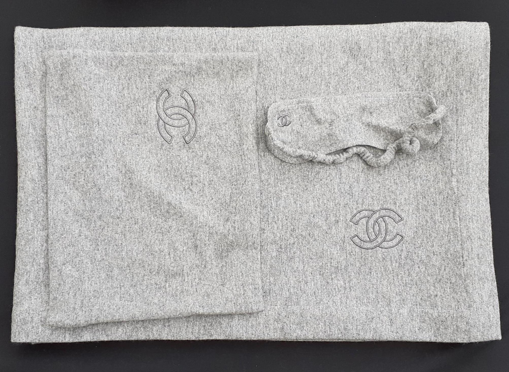 Beautiful Authentic CHANEL Travel Set

3 pièces: Pouch, Blanket, Eye Mask

The pouch can be used to store the blanket or your personal effects

Made of 50% Cashmere, 50% Wool

Eye mask is lined with black Silk

Colorway: Gray

