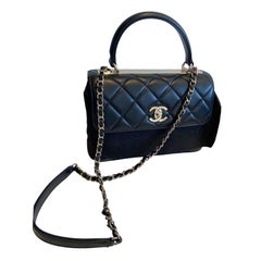 Chanel - Sac à rabat en cuir matelassé noir avec fermeture CC, tendance