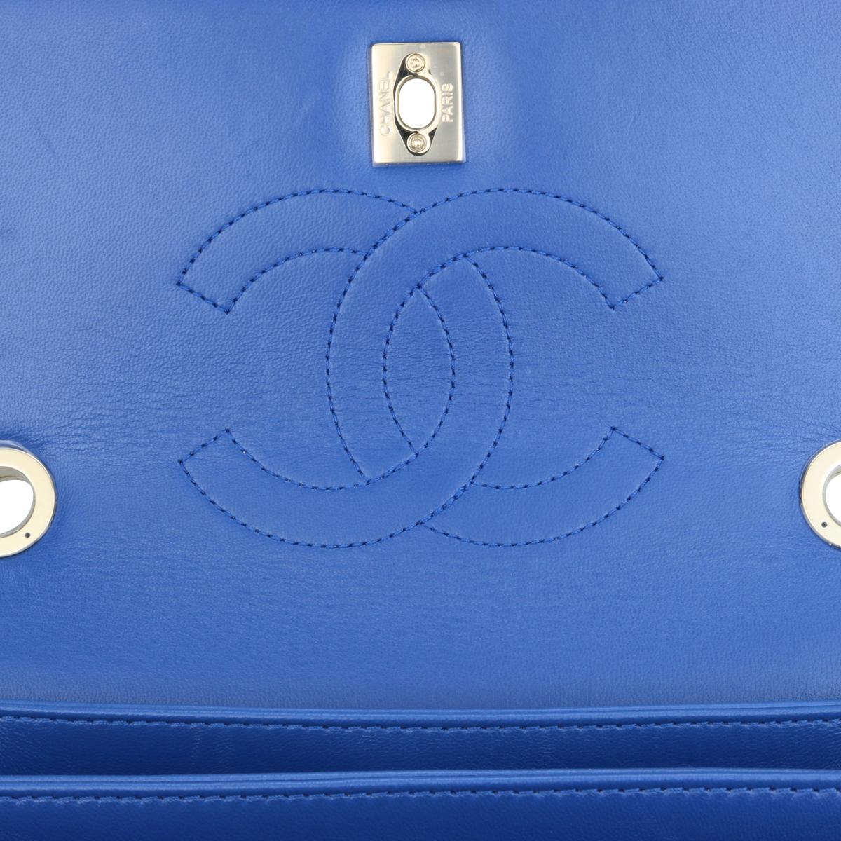 Petit sac CC tendance en cuir d'agneau bleu clair avec finitions dorées CHANEL 2019 en vente 10