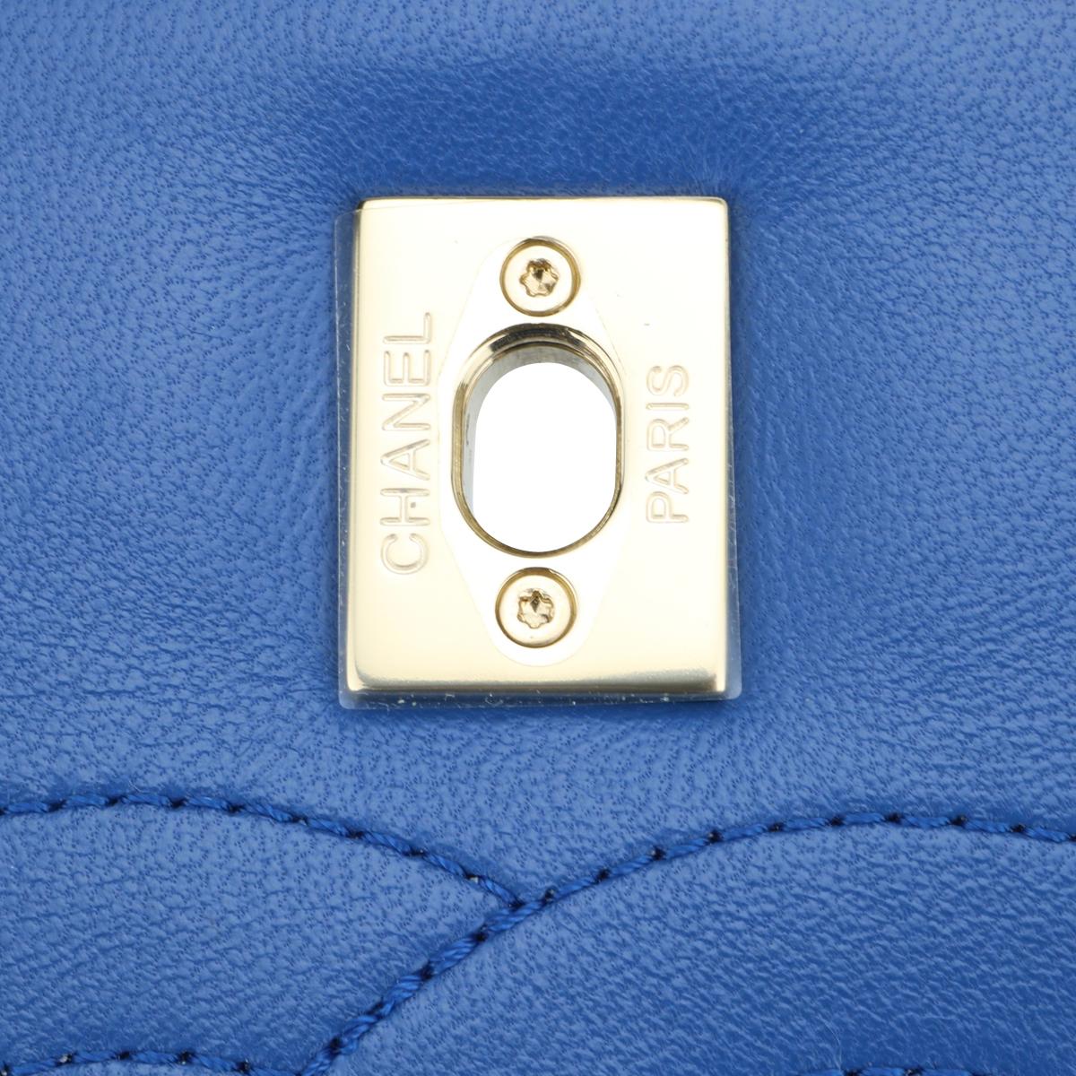 Petit sac CC tendance en cuir d'agneau bleu clair avec finitions dorées CHANEL 2019 en vente 11