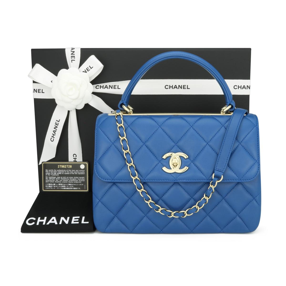 CHANEL Trendy CC Top Handle Bag Small Blue Lambskin with Light Gold Hardware 2019 - 19S.

Ce superbe sac est en très bon état, le sac conserve sa forme d'origine et le matériel est encore très brillant. Le cuir sent le frais, comme s'il était
