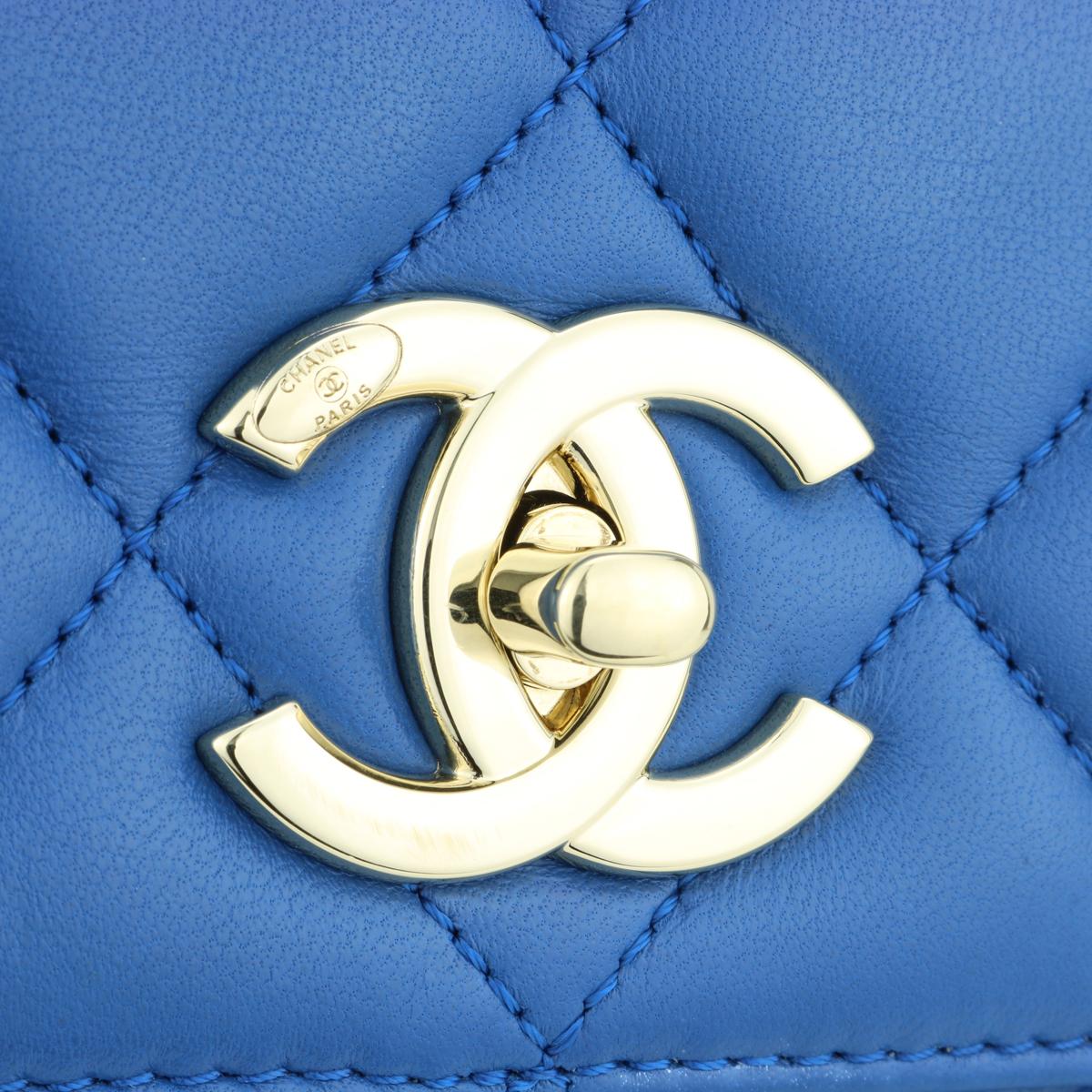 Petit sac CC tendance en cuir d'agneau bleu clair avec finitions dorées CHANEL 2019 Unisexe en vente