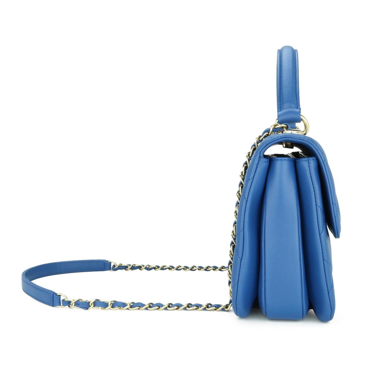 Petit sac CC tendance en cuir d'agneau bleu clair avec finitions dorées CHANEL 2019 en vente 1