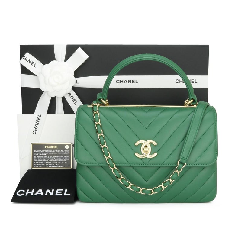 CHANEL Trendy CC Top Handle Bag Small Chevron Green Lambskin with Light Gold Hardware 2019.

This stunning bag is in very good condition, the bag still holds its original shape, and the hardware is still very shiny. 

This top handle bag is simply